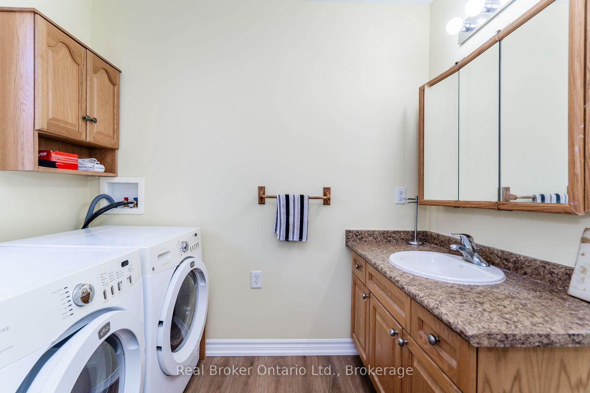 Photo 16 of 255 Yonge Street, Midland — HOMEH