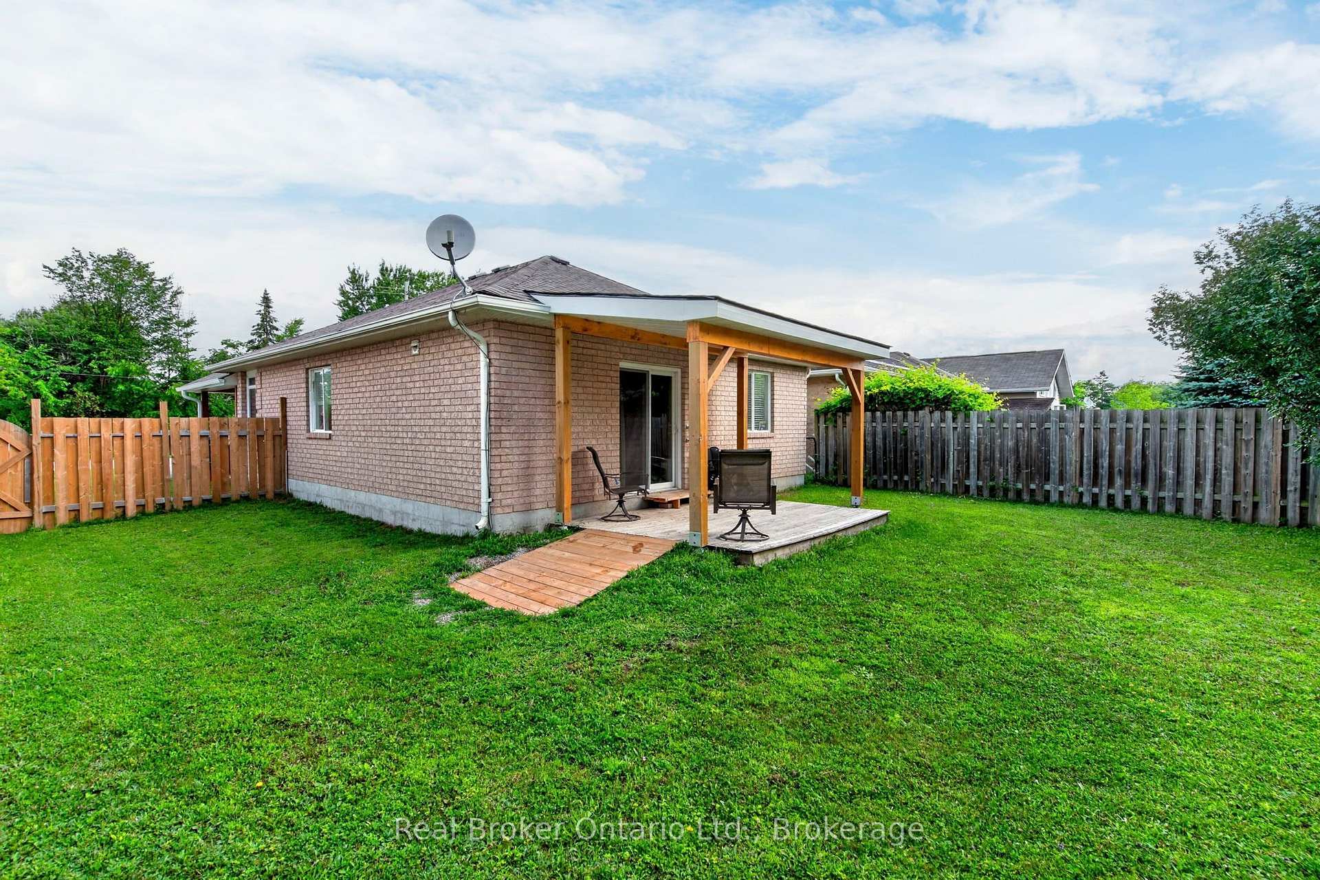 Photo 20 of 255 Yonge Street, Midland — HOMEH