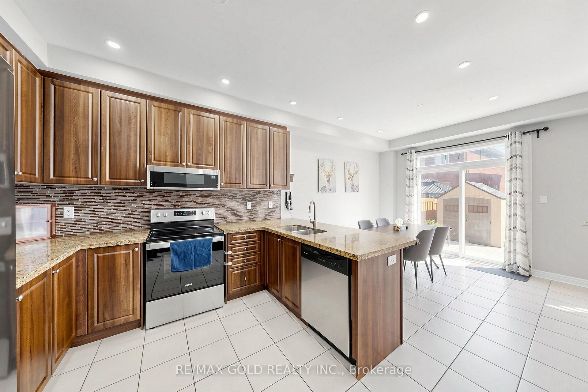 Photo 5 of 13 Fringetree Road, Brampton, Sandringham-Wellington North — HOMEH