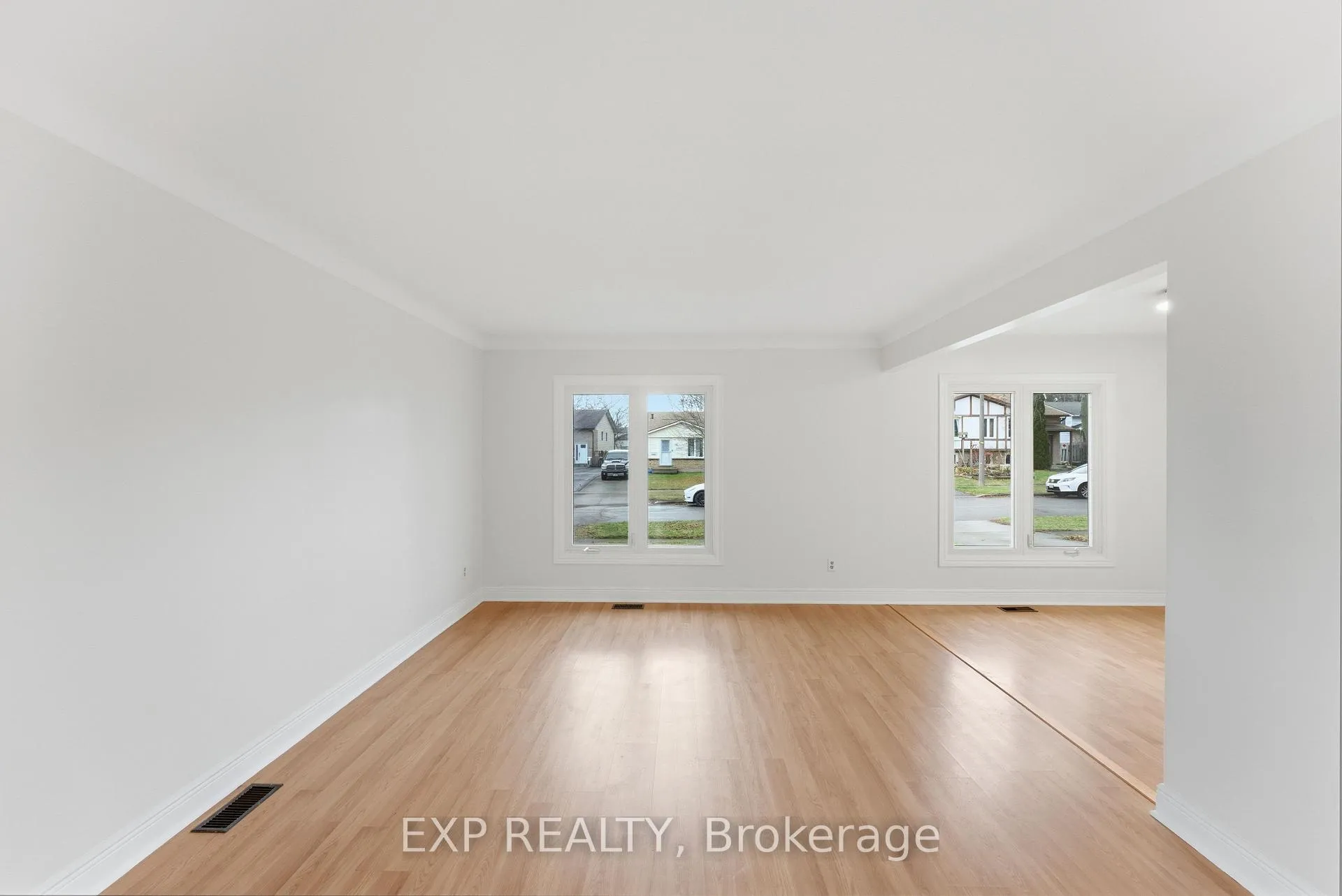 Photo 3 of 6049 Tampa Court, Niagara Falls, Church's Lane — HOMEH