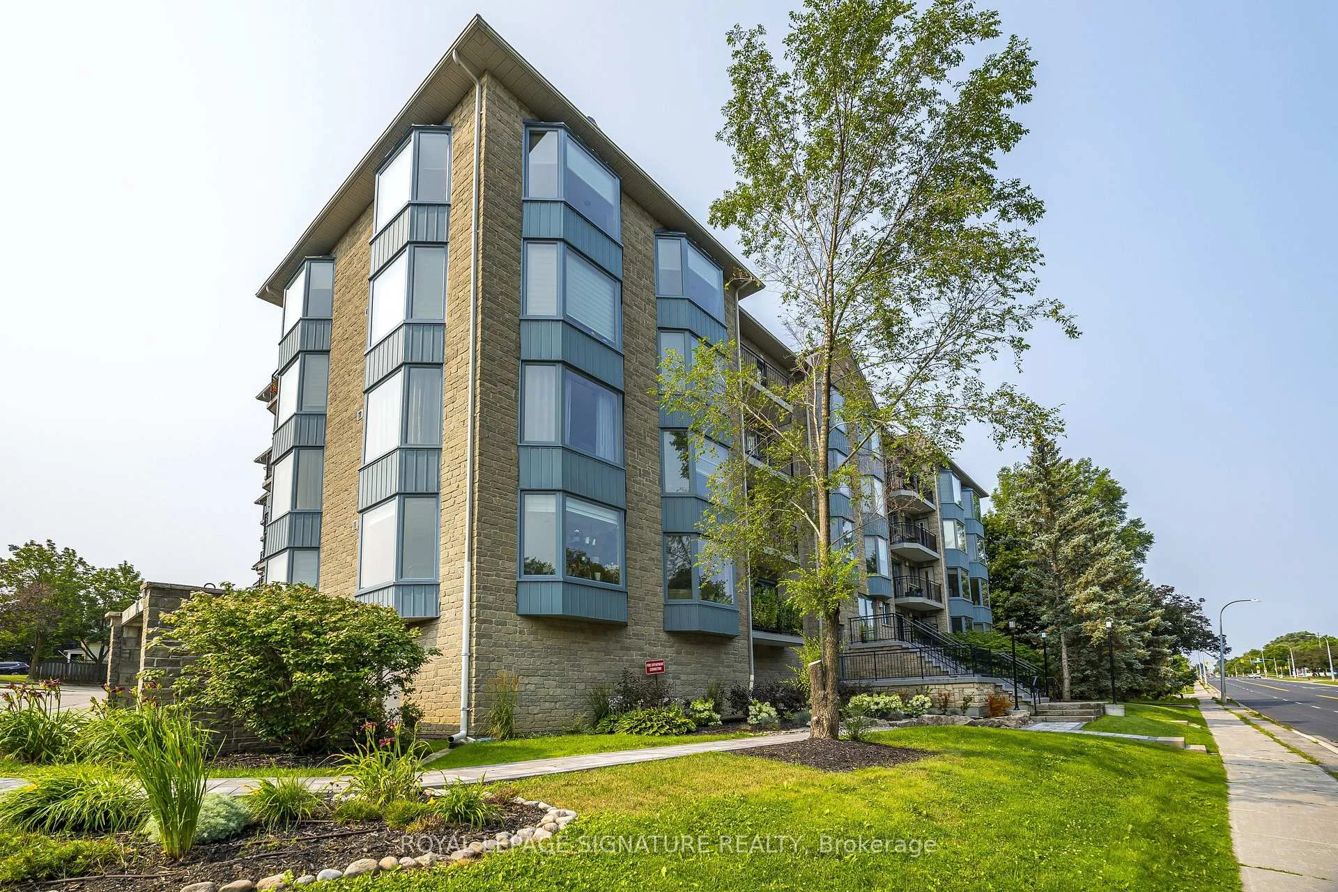Photo 1 of Unit 204, 85 Wellington Street W, Aurora, Aurora Village — HOMEH