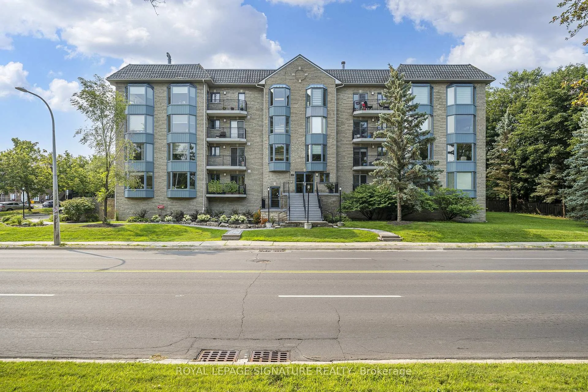 Photo 4 of Unit 204, 85 Wellington Street W, Aurora, Aurora Village — HOMEH