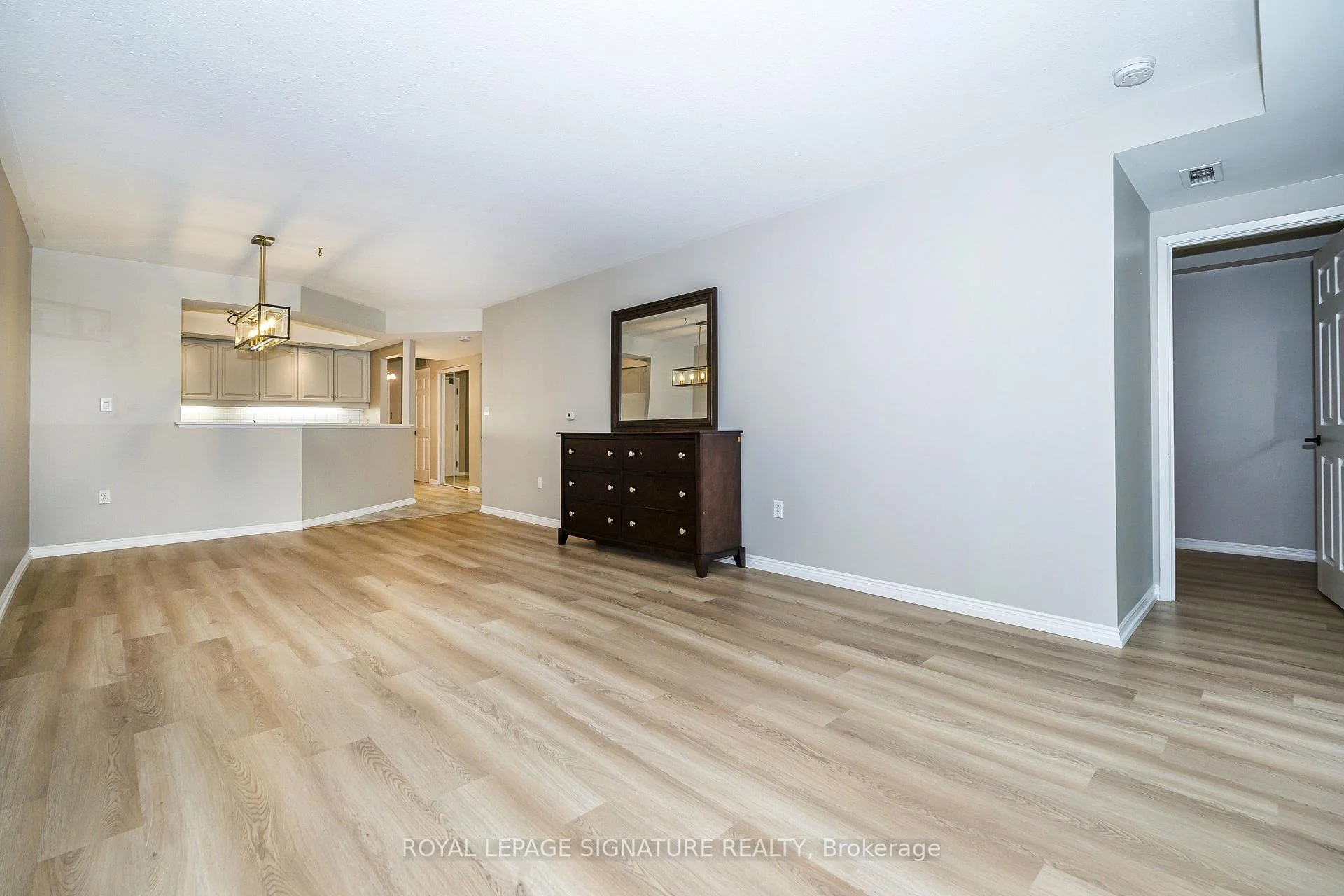 Photo 14 of Unit 204, 85 Wellington Street W, Aurora, Aurora Village — HOMEH
