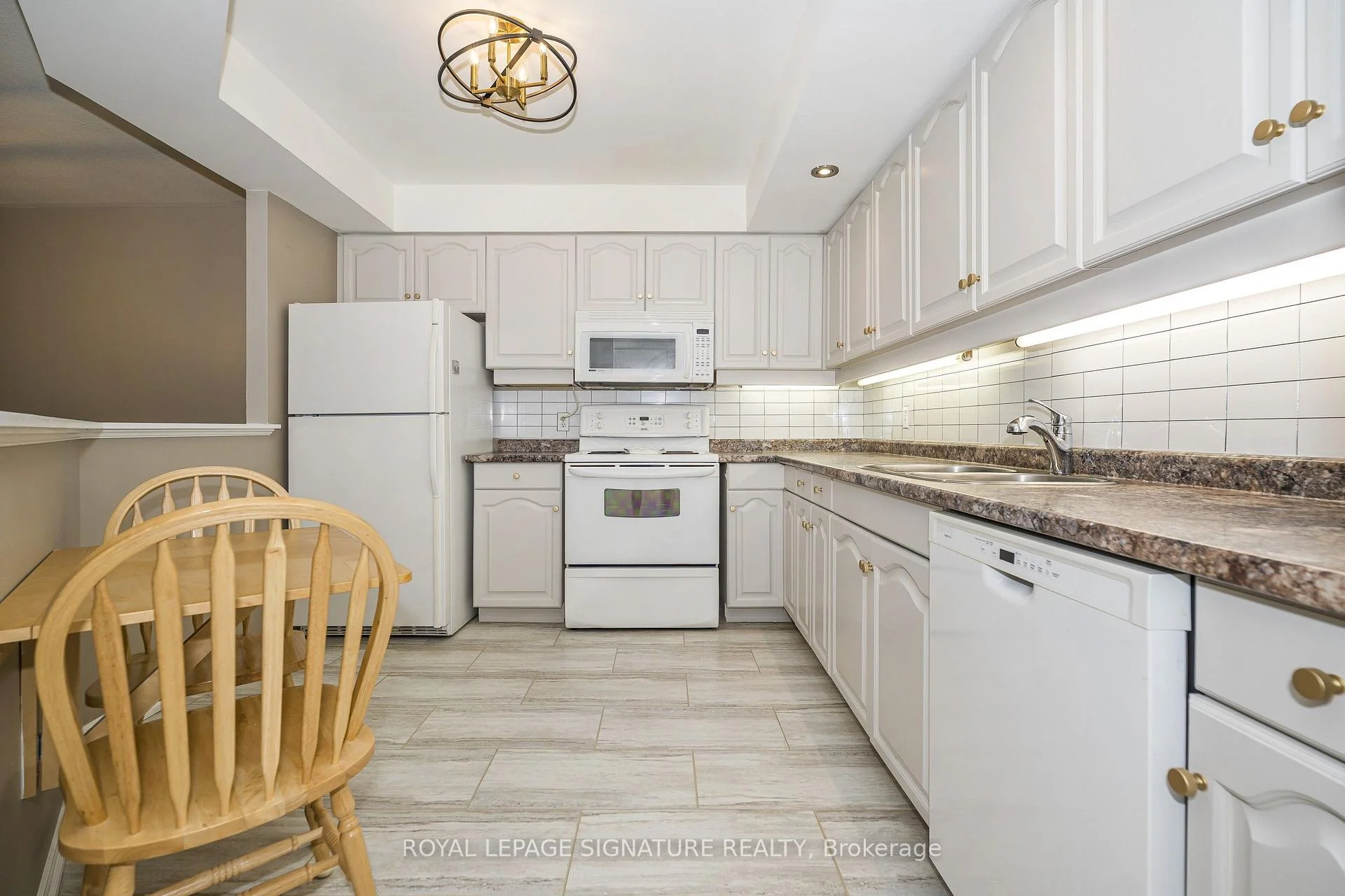 Photo 24 of Unit 204, 85 Wellington Street W, Aurora, Aurora Village — HOMEH