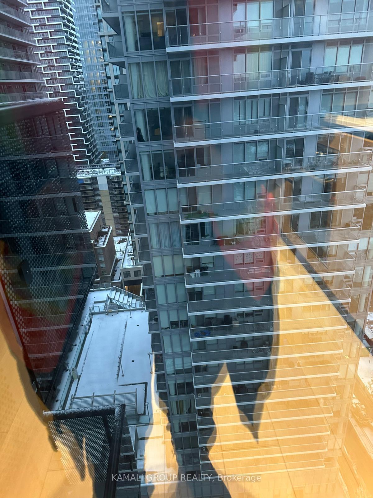 Photo 3 of Unit 2103, 117 Broadway Avenue, Toronto, Mount Pleasant West — HOMEH