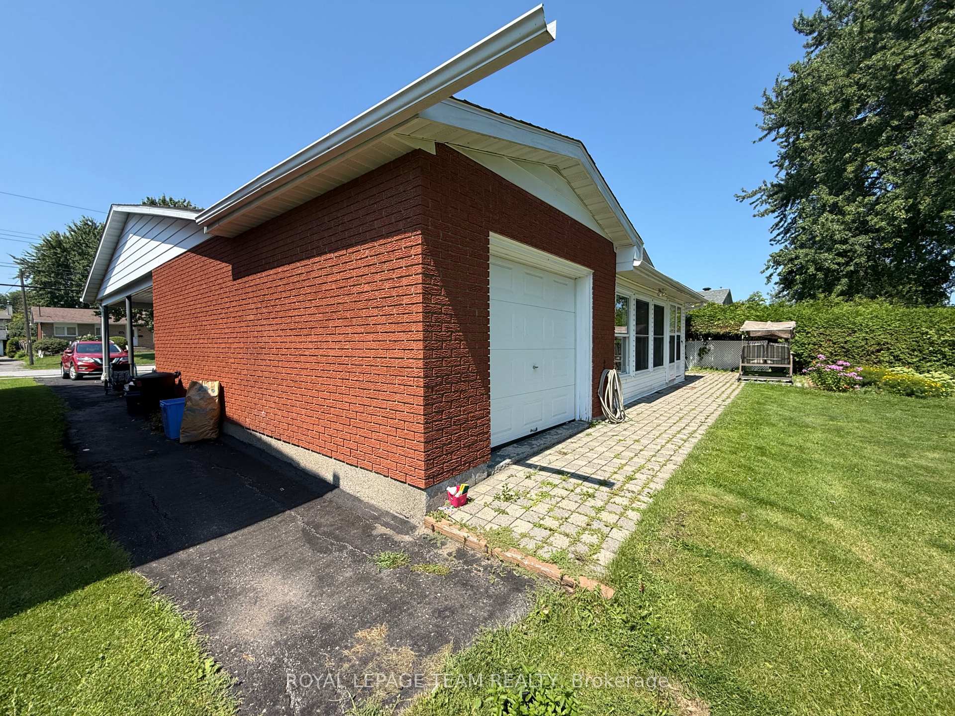 Photo 3 of Unit B, 1523 Maxime Street, Ottawa, Pineview — HOMEH