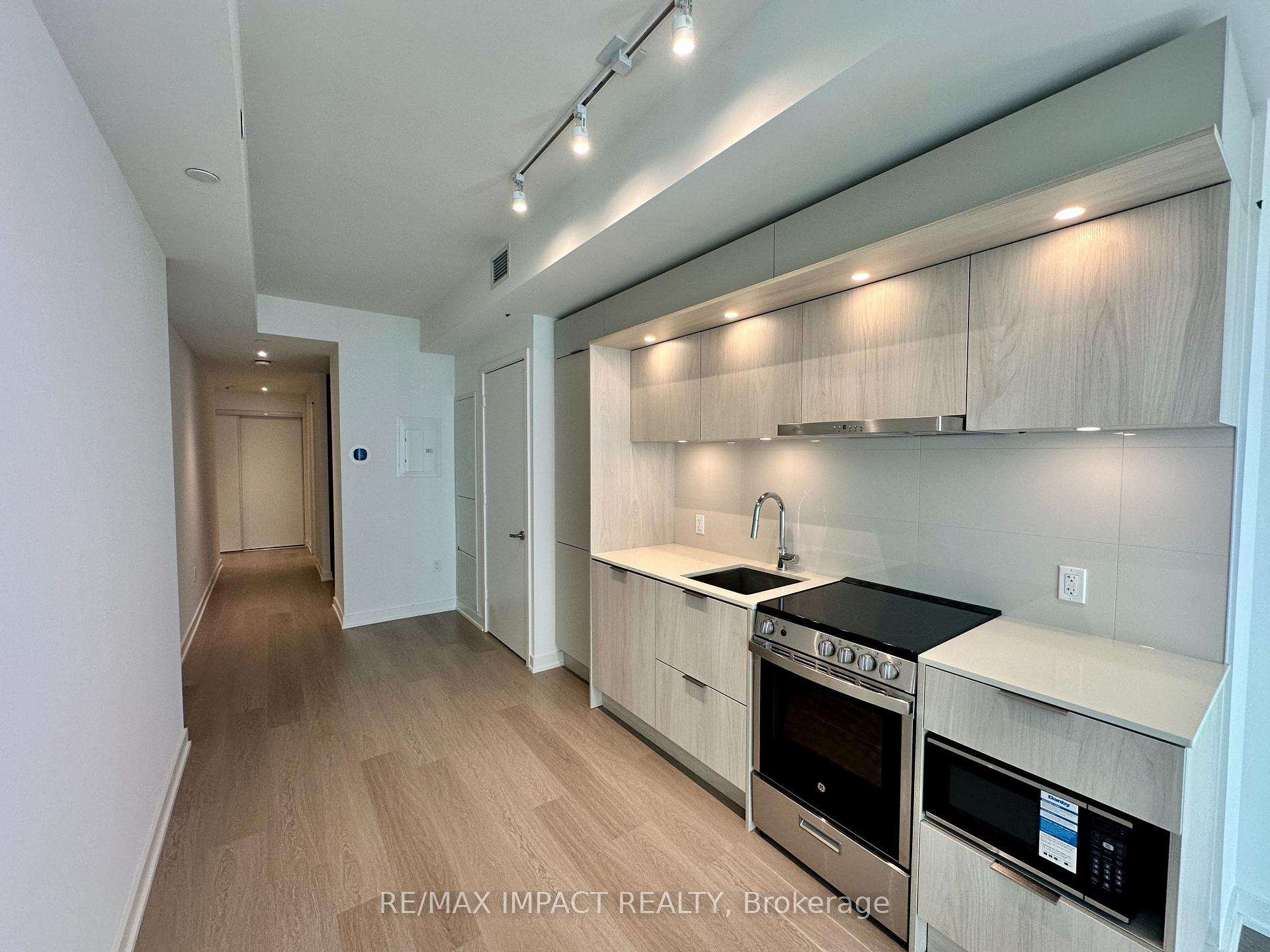 Photo 14 of 448 Burnhamthorpe Road W, Mississauga, City Centre — HOMEH