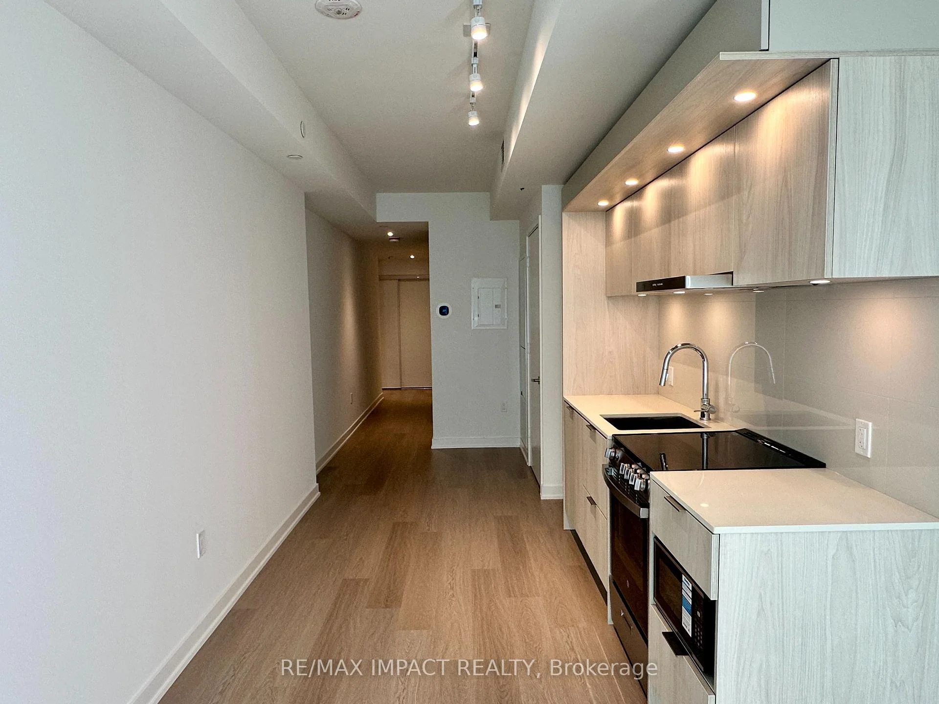 Photo 20 of 448 Burnhamthorpe Road W, Mississauga, City Centre — HOMEH
