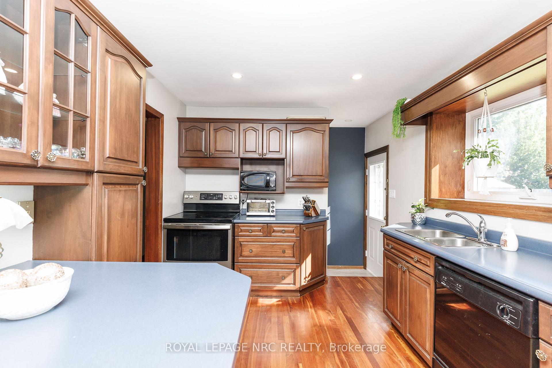 Photo 10 of 85 Regent Drive, St. Catharines, Vine/Linwell — HOMEH