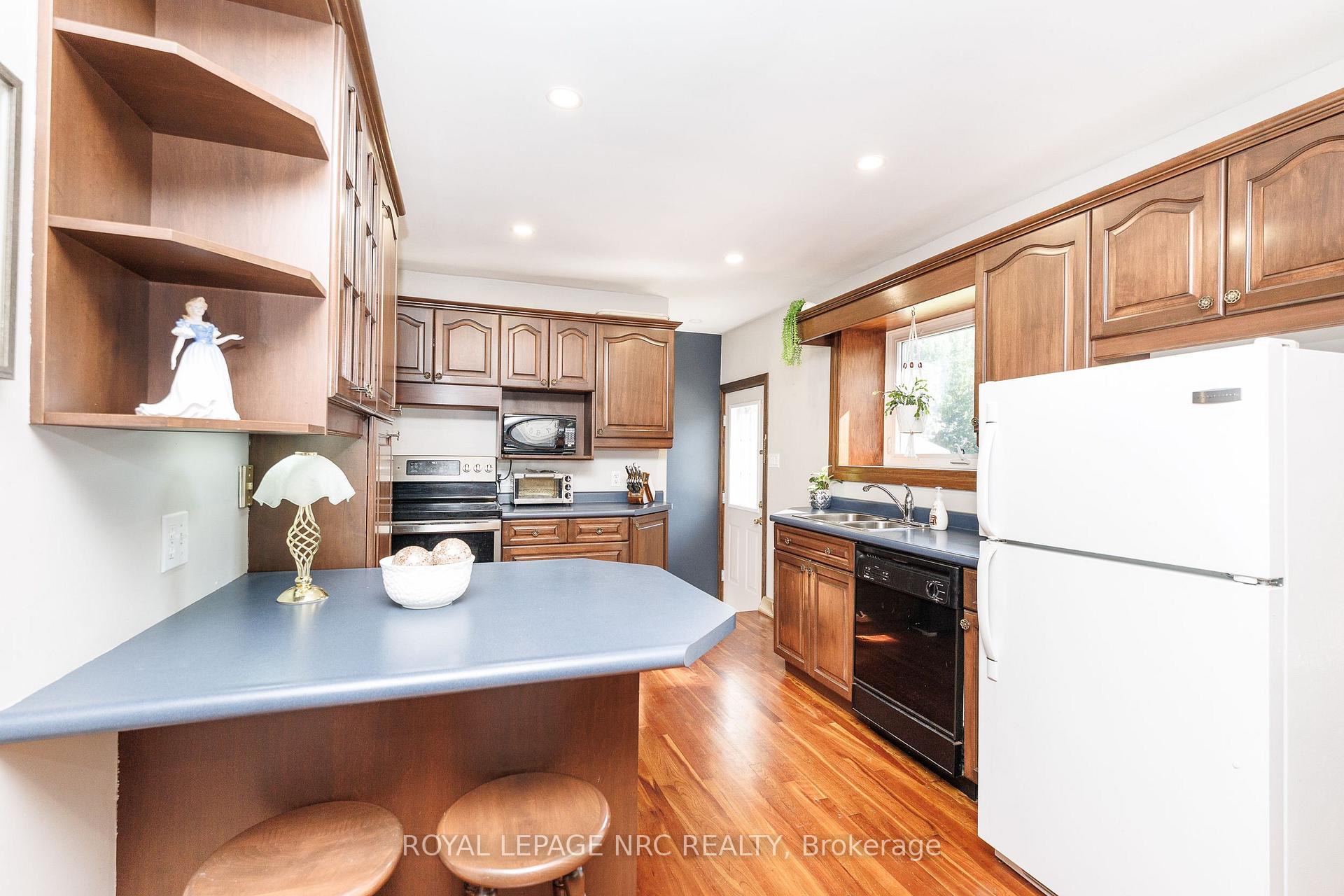 Photo 18 of 85 Regent Drive, St. Catharines, Vine/Linwell — HOMEH