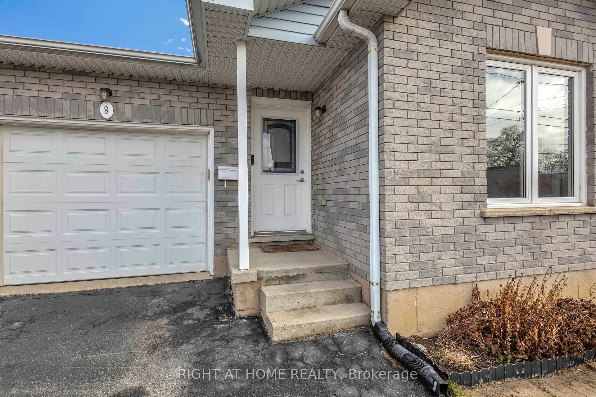Photo 3 of 8 Brantdale Avenue, Hamilton, Southam — HOMEH