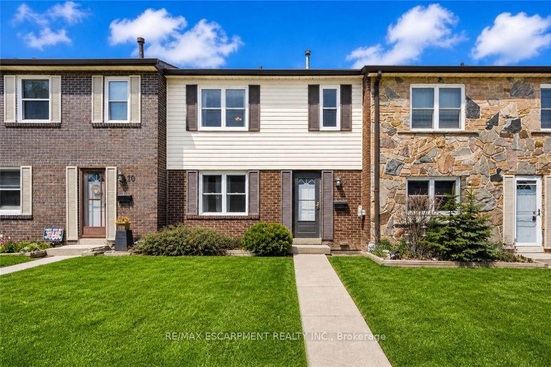 Front of Unit 11, 2825 Gananoque Drive