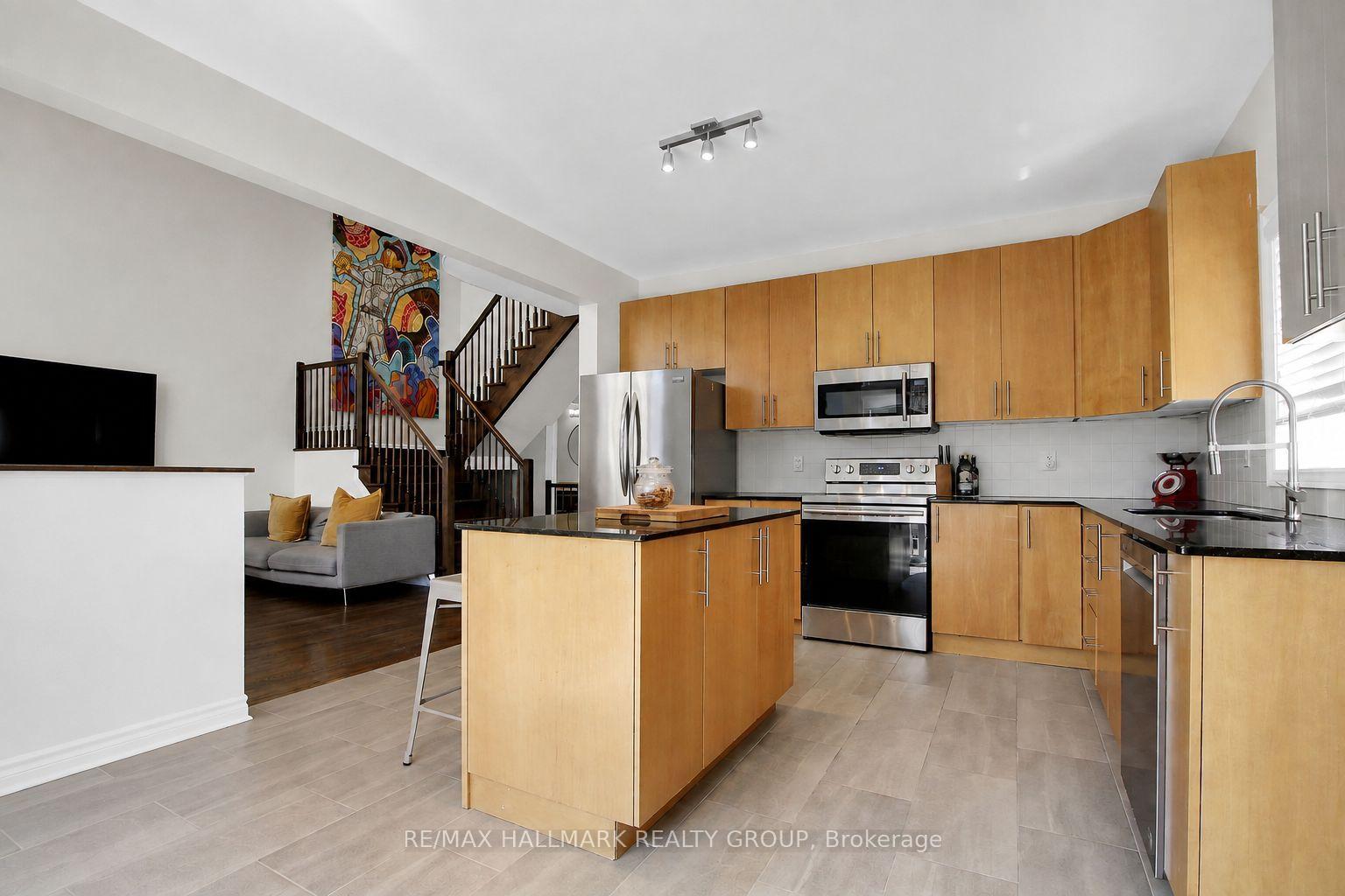 Photo 18 of 104 Strathcarron Crescent, Ottawa, Kanata - Morgan's Grant/South March — HOMEH
