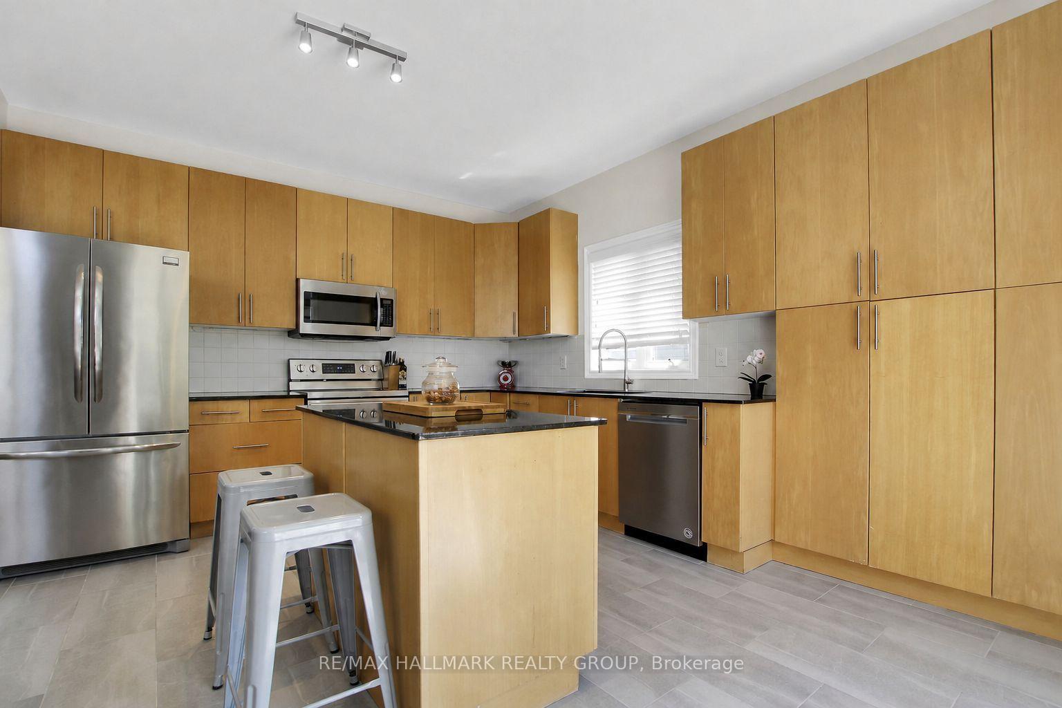 Photo 19 of 104 Strathcarron Crescent, Ottawa, Kanata - Morgan's Grant/South March — HOMEH
