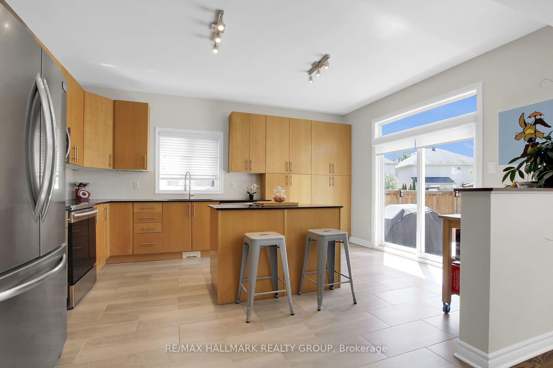 Photo 20 of 104 Strathcarron Crescent, Ottawa, Kanata - Morgan's Grant/South March — HOMEH