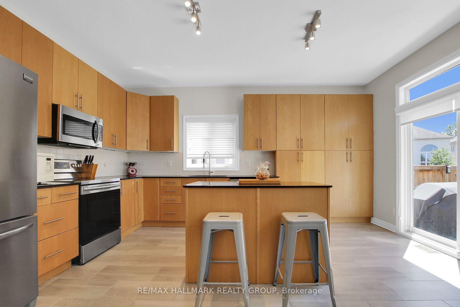 Photo 22 of 104 Strathcarron Crescent, Ottawa, Kanata - Morgan's Grant/South March — HOMEH
