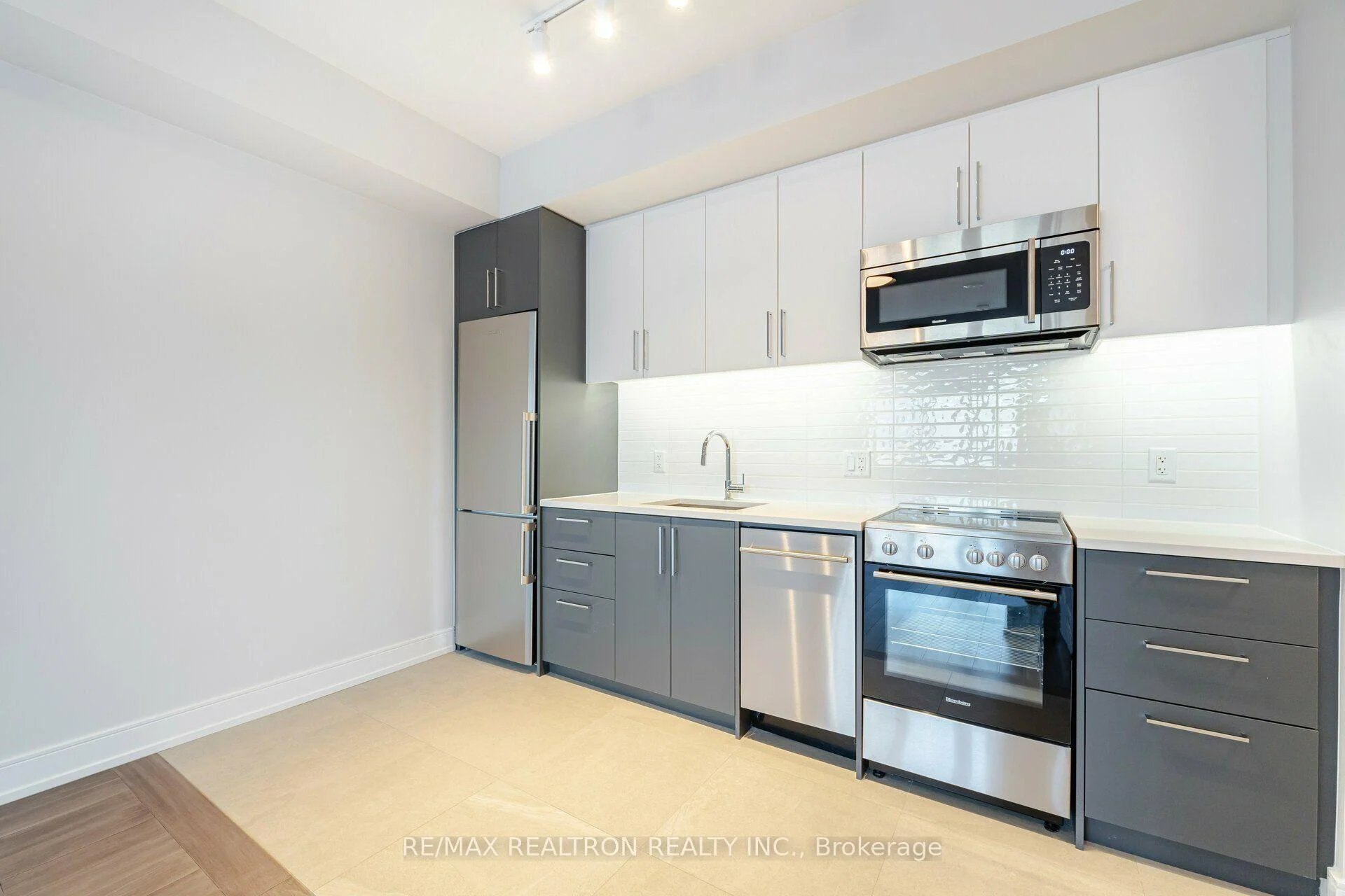 Photo 9 of Unit 307, 2525 Bathurst Street, Toronto, Forest Hill North — HOMEH