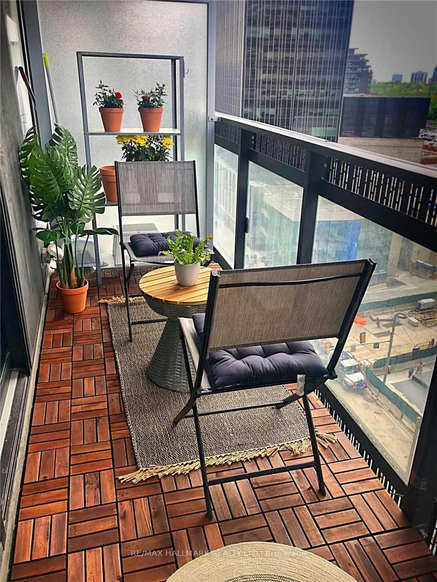 Photo 5 of Unit 604, 8 Eglinton Avenue E, Toronto, Mount Pleasant West — HOMEH