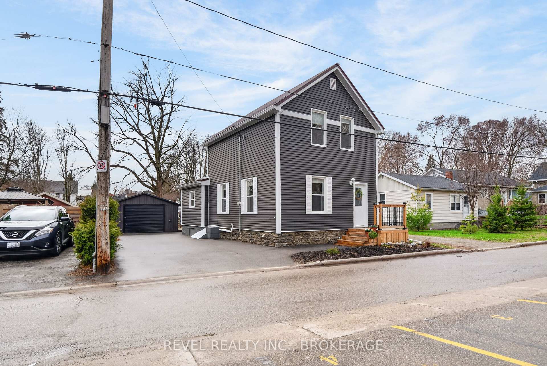 Photo 2 of 38 Bennett Street, Brockville, Brockville — HOMEH