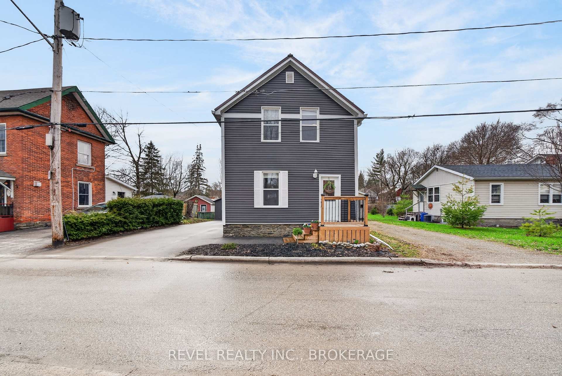 Photo 3 of 38 Bennett Street, Brockville, Brockville — HOMEH