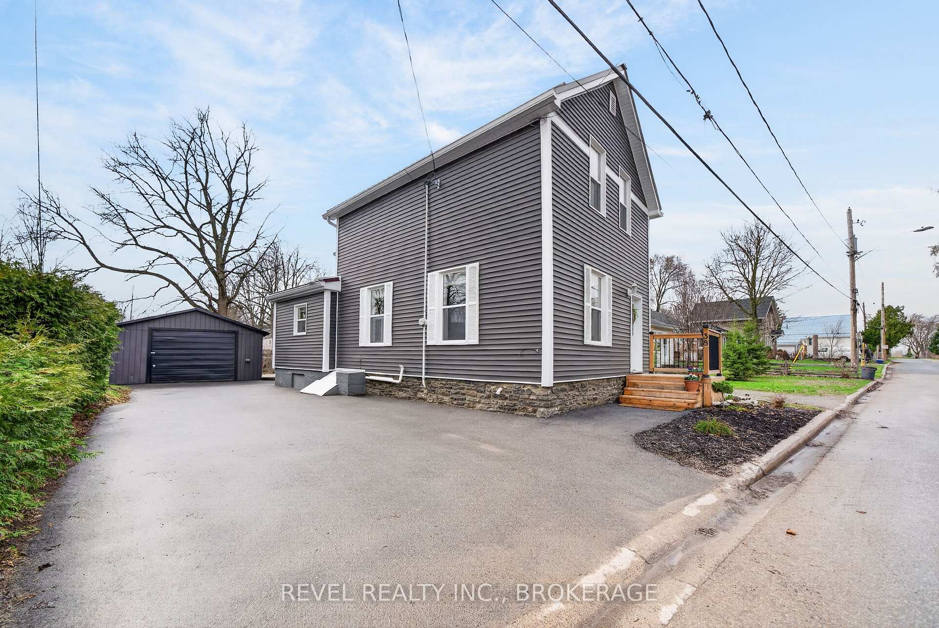 Photo 4 of 38 Bennett Street, Brockville, Brockville — HOMEH