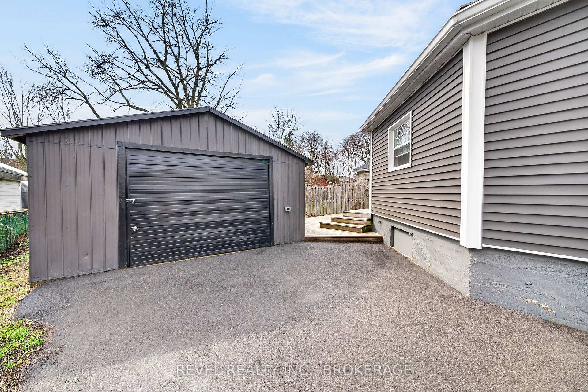 Photo 5 of 38 Bennett Street, Brockville, Brockville — HOMEH