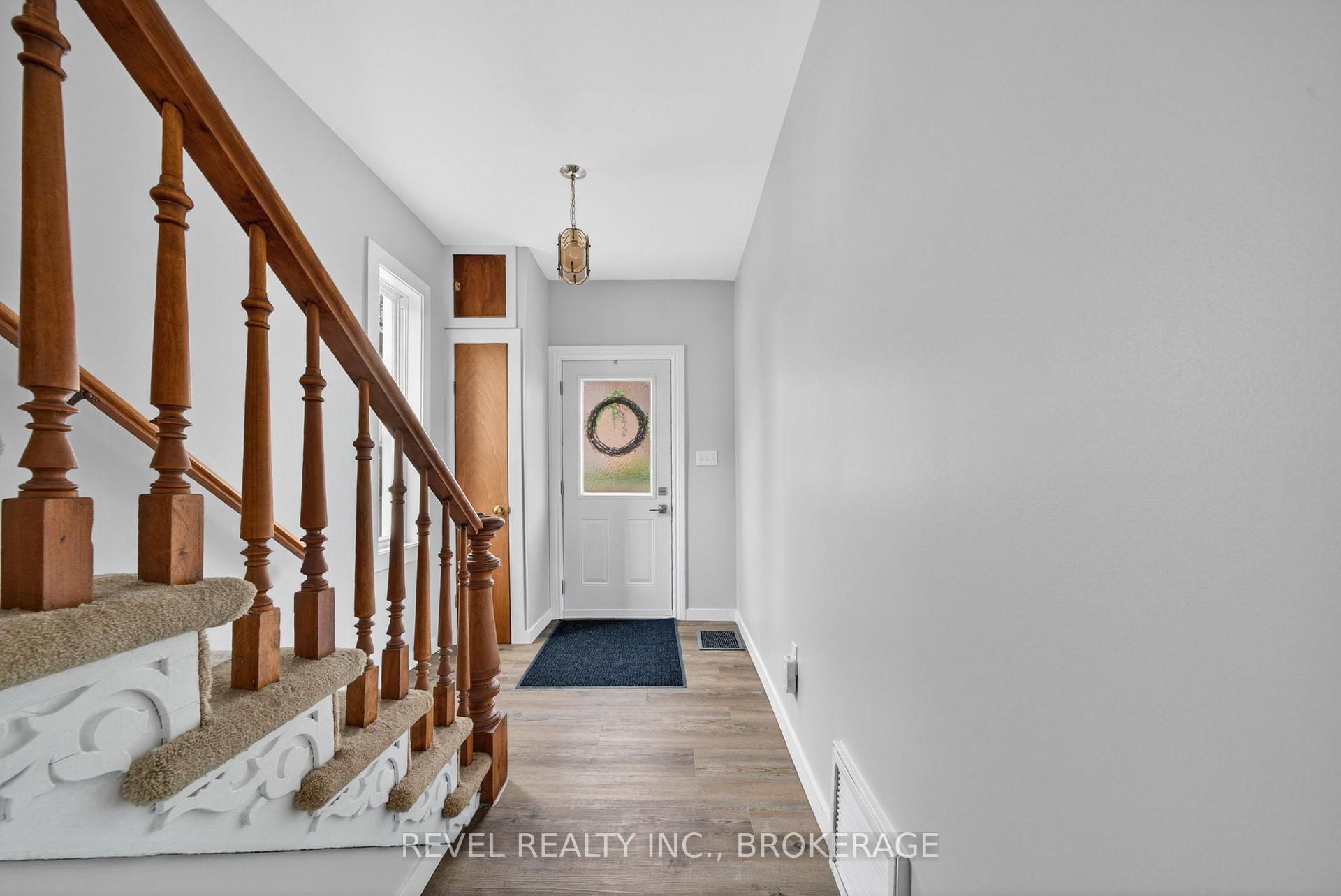 Photo 10 of 38 Bennett Street, Brockville, Brockville — HOMEH