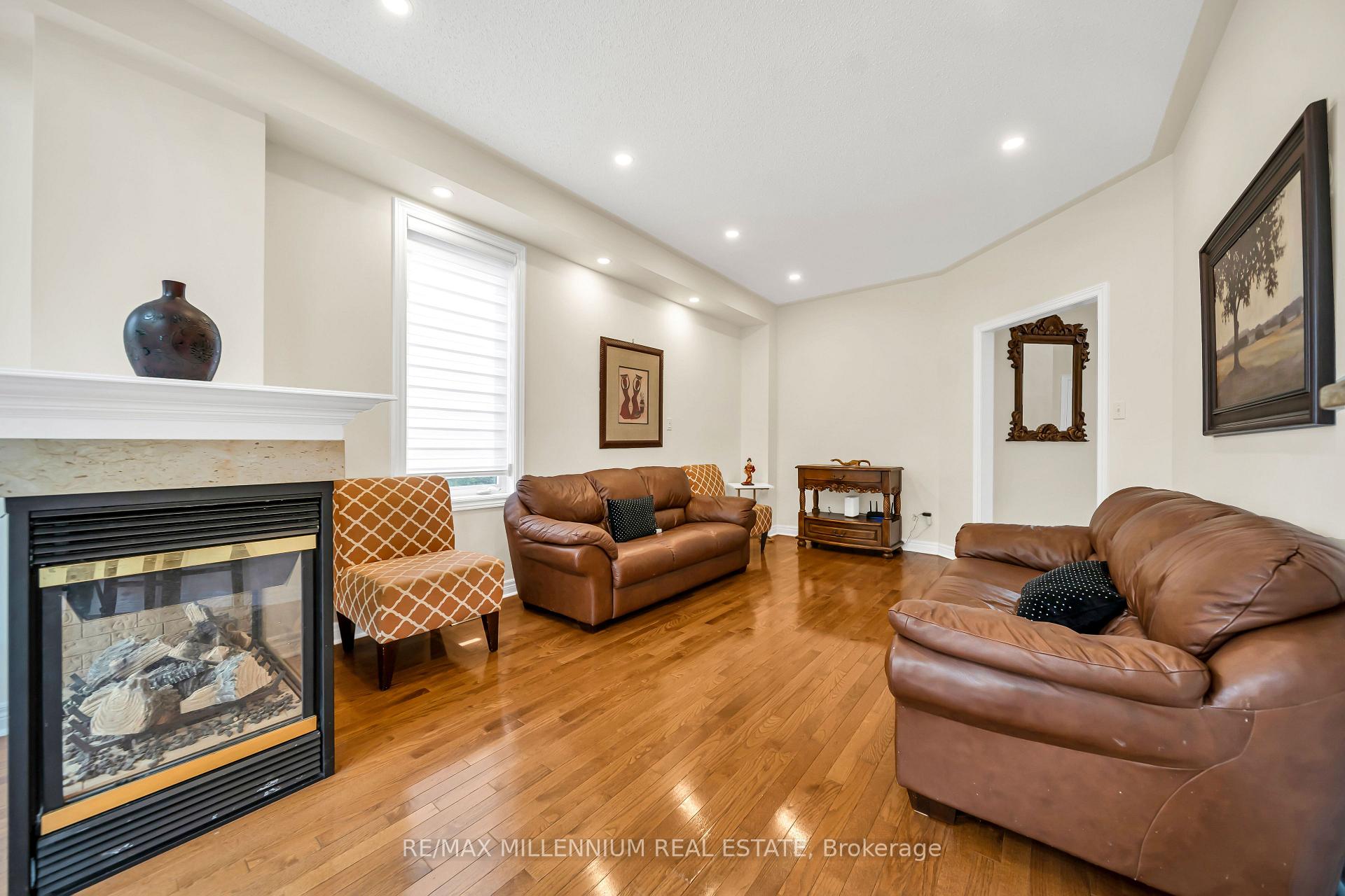 Photo 10 of 161 Julia Valentia Avenue, Vaughan, Sonoma Heights — HOMEH