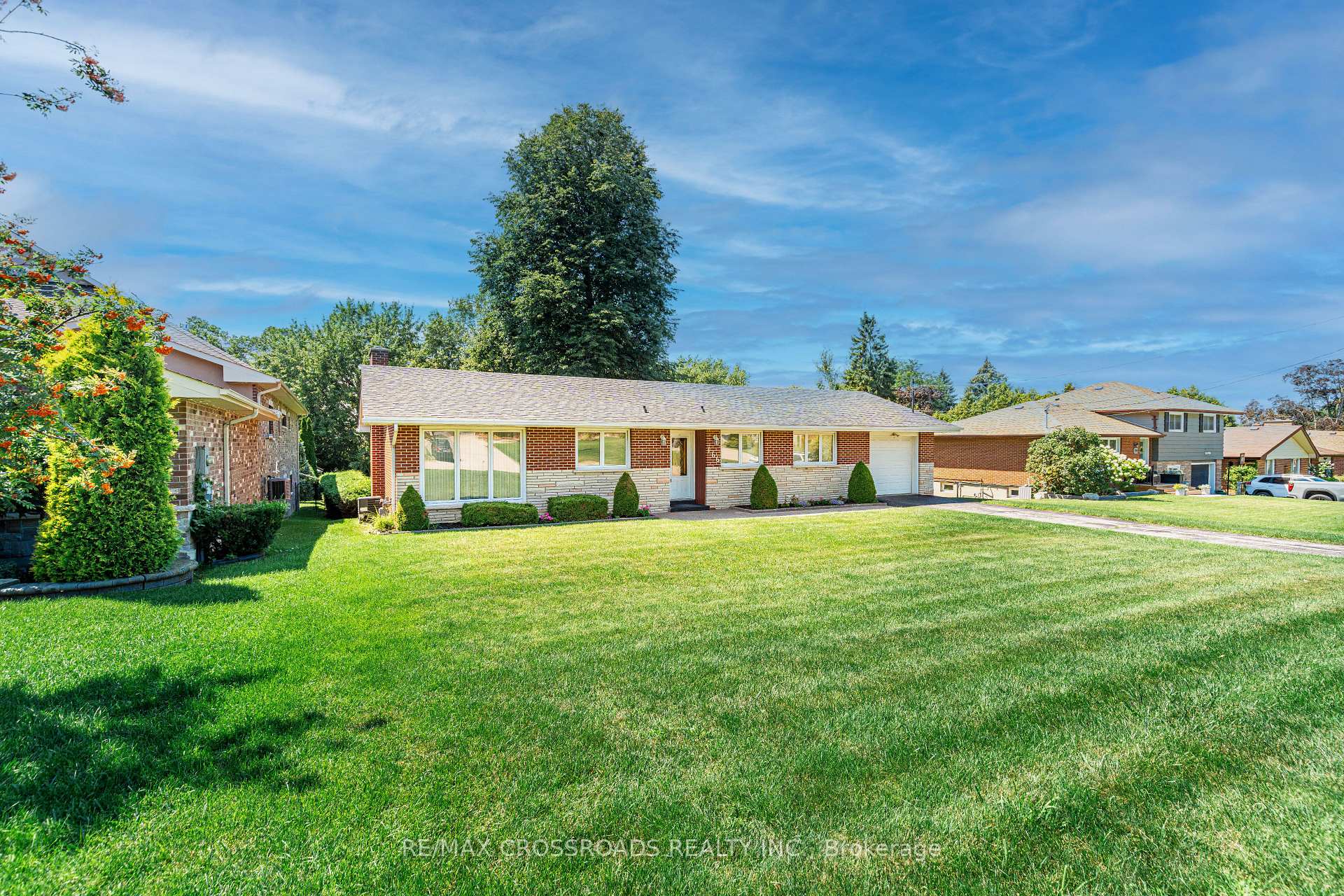 Photo 2 of 166 Elizabeth Crescent N, Whitby, Blue Grass Meadows — HOMEH