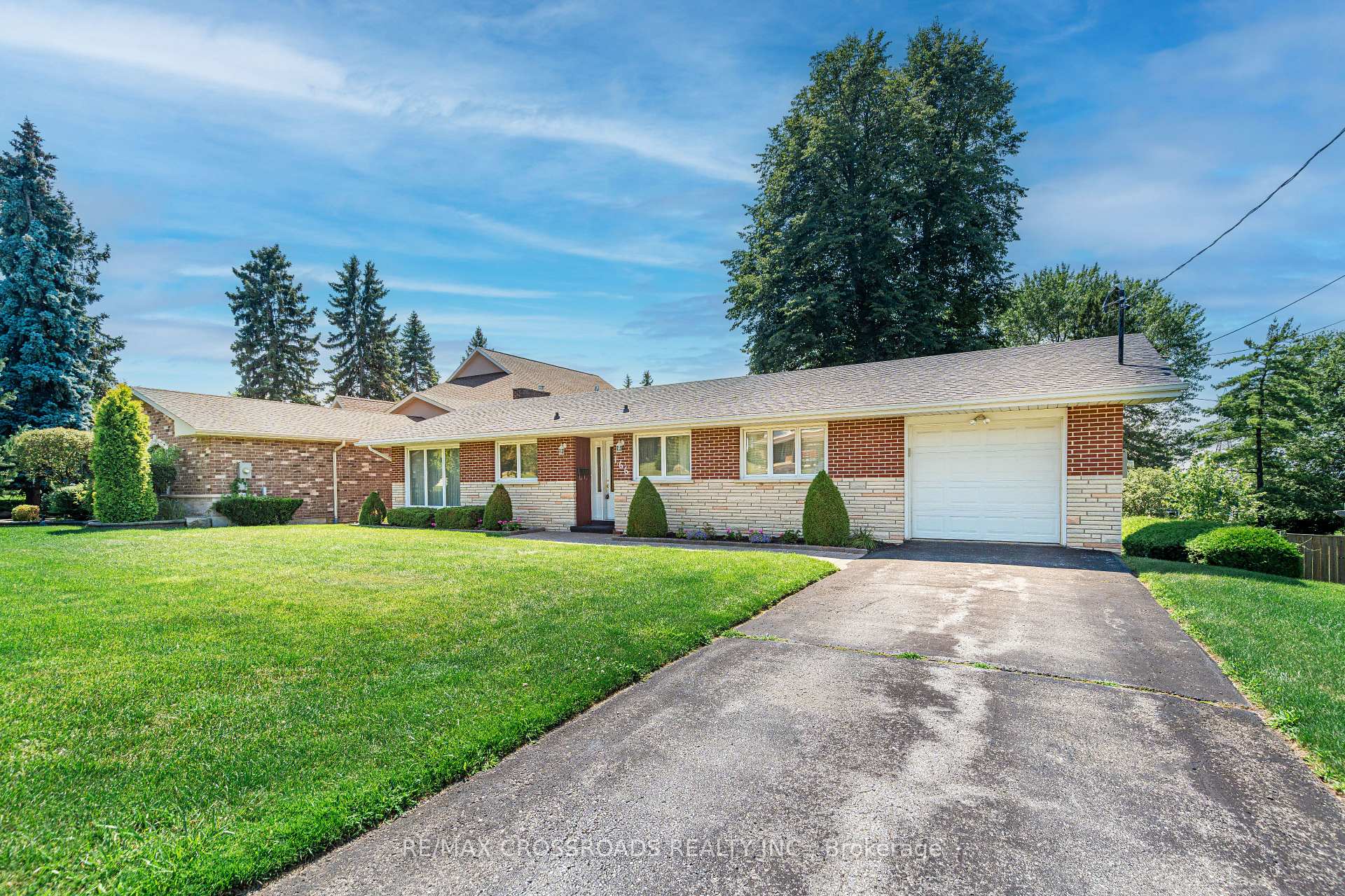 Photo 3 of 166 Elizabeth Crescent N, Whitby, Blue Grass Meadows — HOMEH