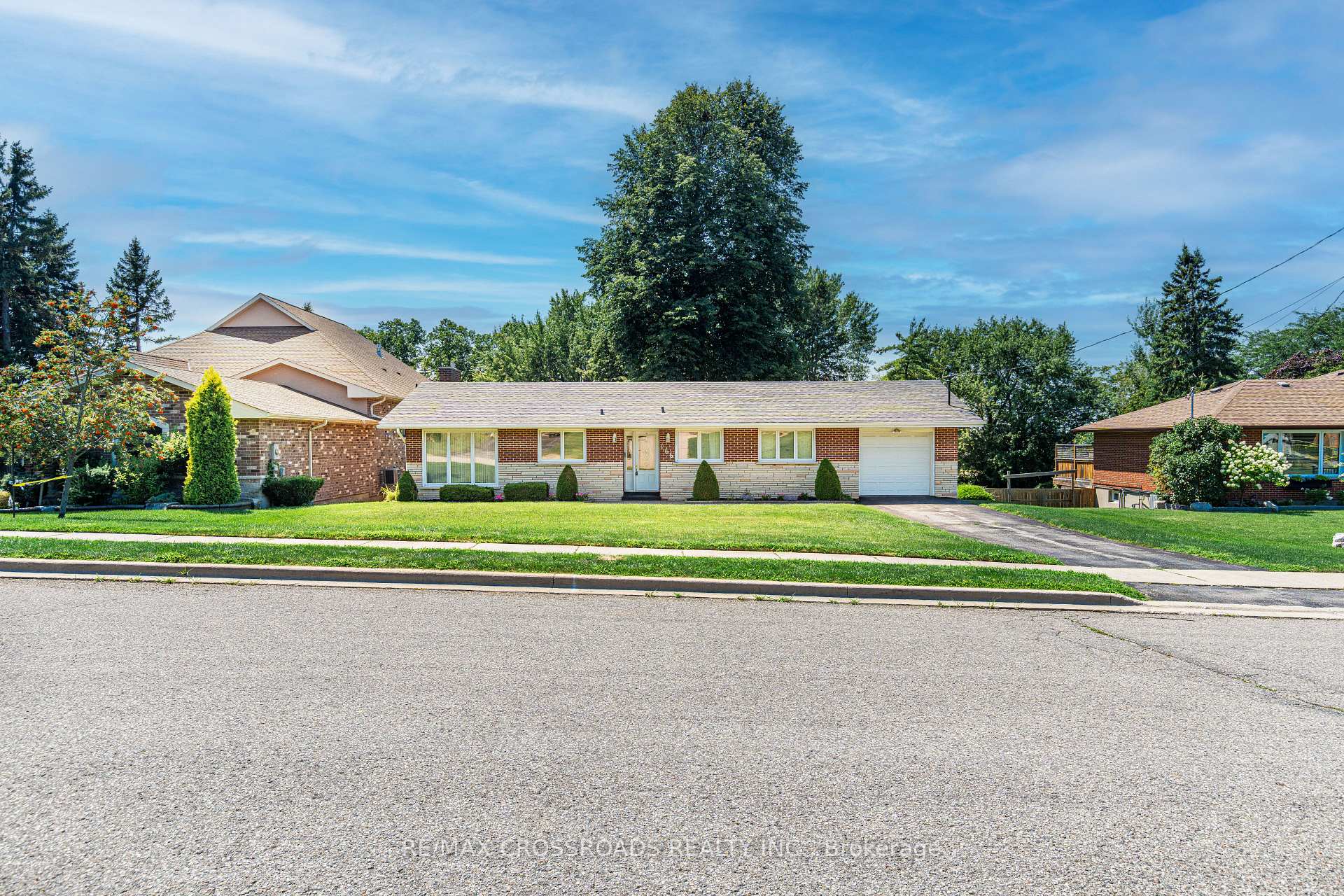 Photo 4 of 166 Elizabeth Crescent N, Whitby, Blue Grass Meadows — HOMEH