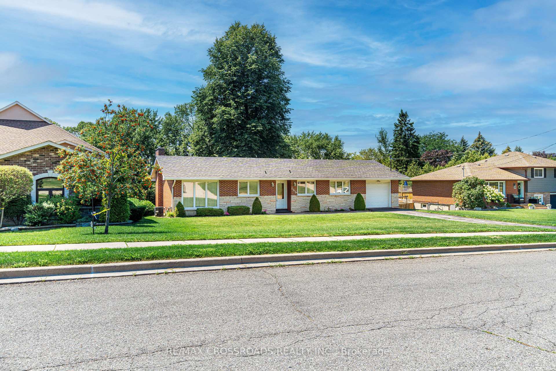 Photo 8 of 166 Elizabeth Crescent N, Whitby, Blue Grass Meadows — HOMEH