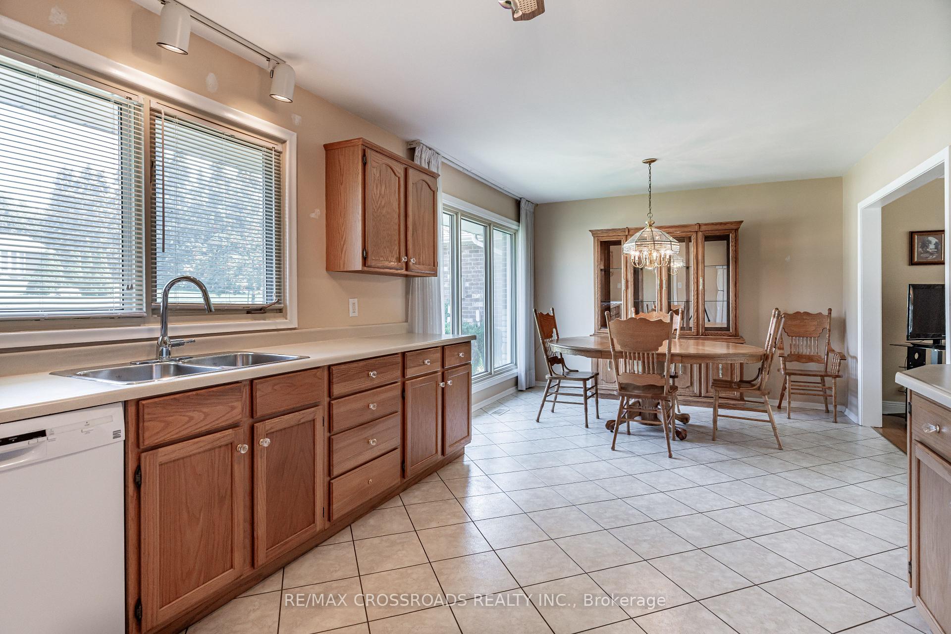 Photo 9 of 166 Elizabeth Crescent N, Whitby, Blue Grass Meadows — HOMEH