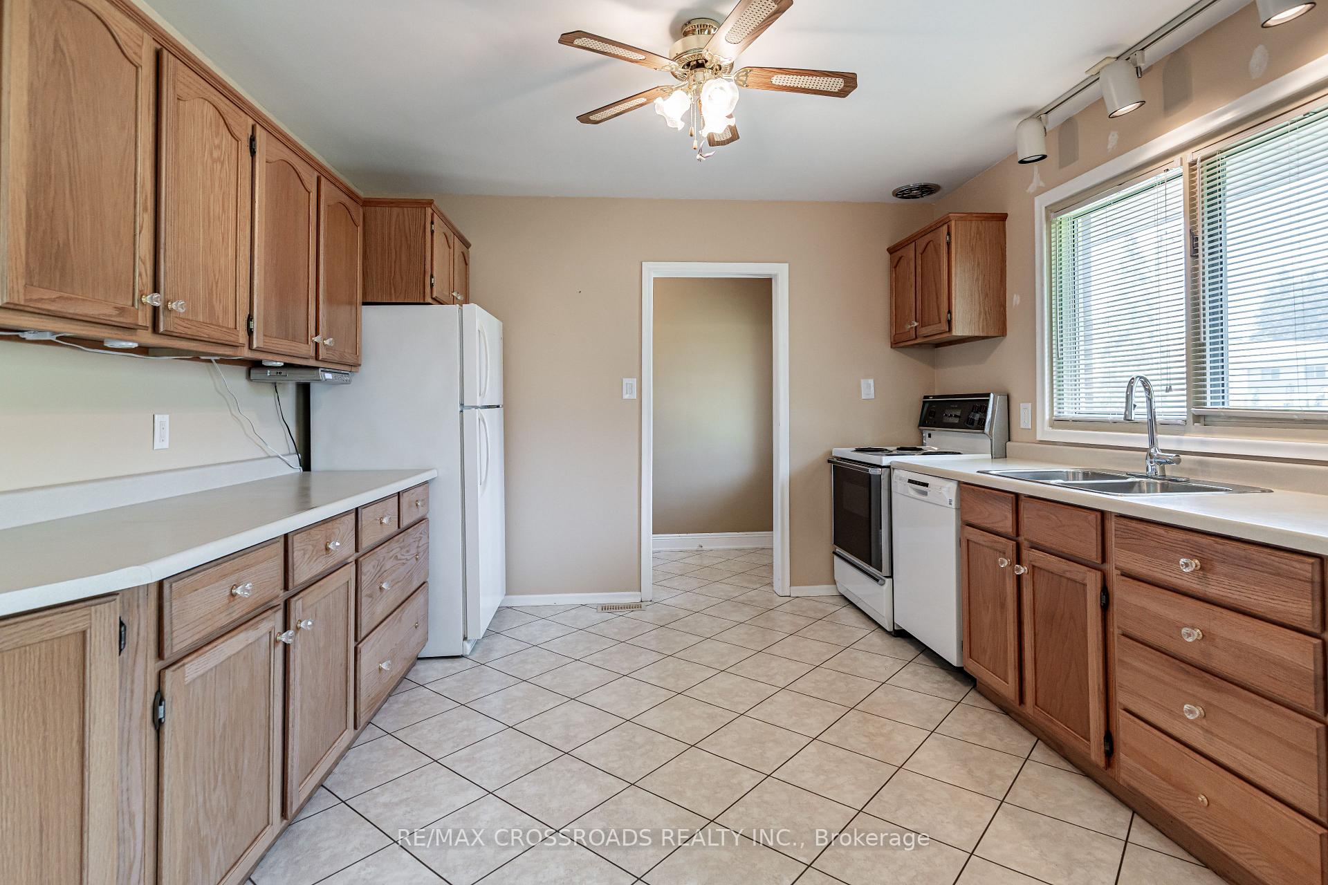 Photo 16 of 166 Elizabeth Crescent N, Whitby, Blue Grass Meadows — HOMEH