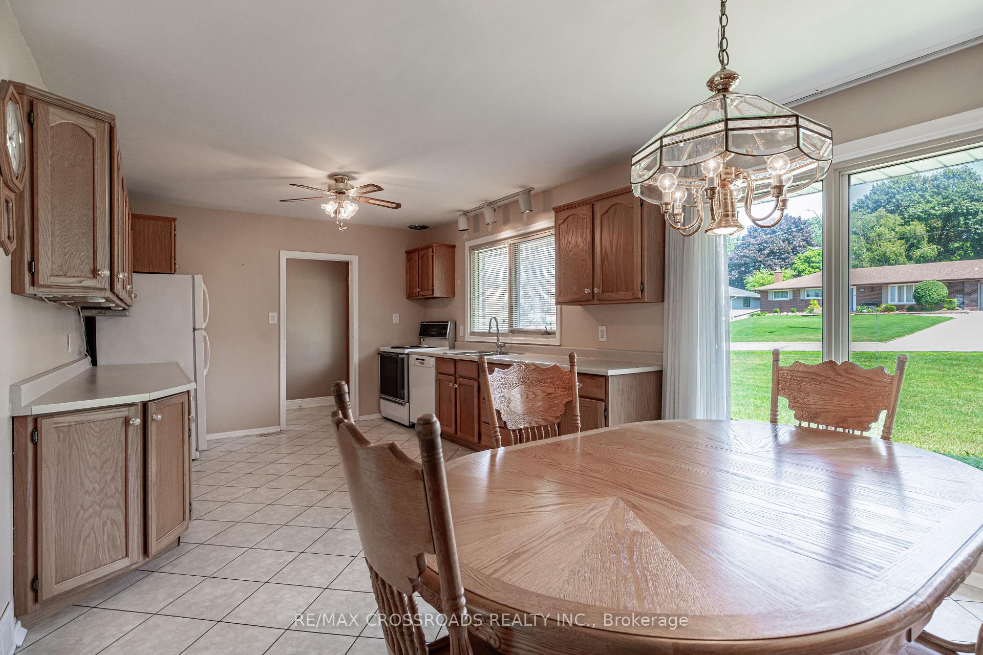 Photo 24 of 166 Elizabeth Crescent N, Whitby, Blue Grass Meadows — HOMEH
