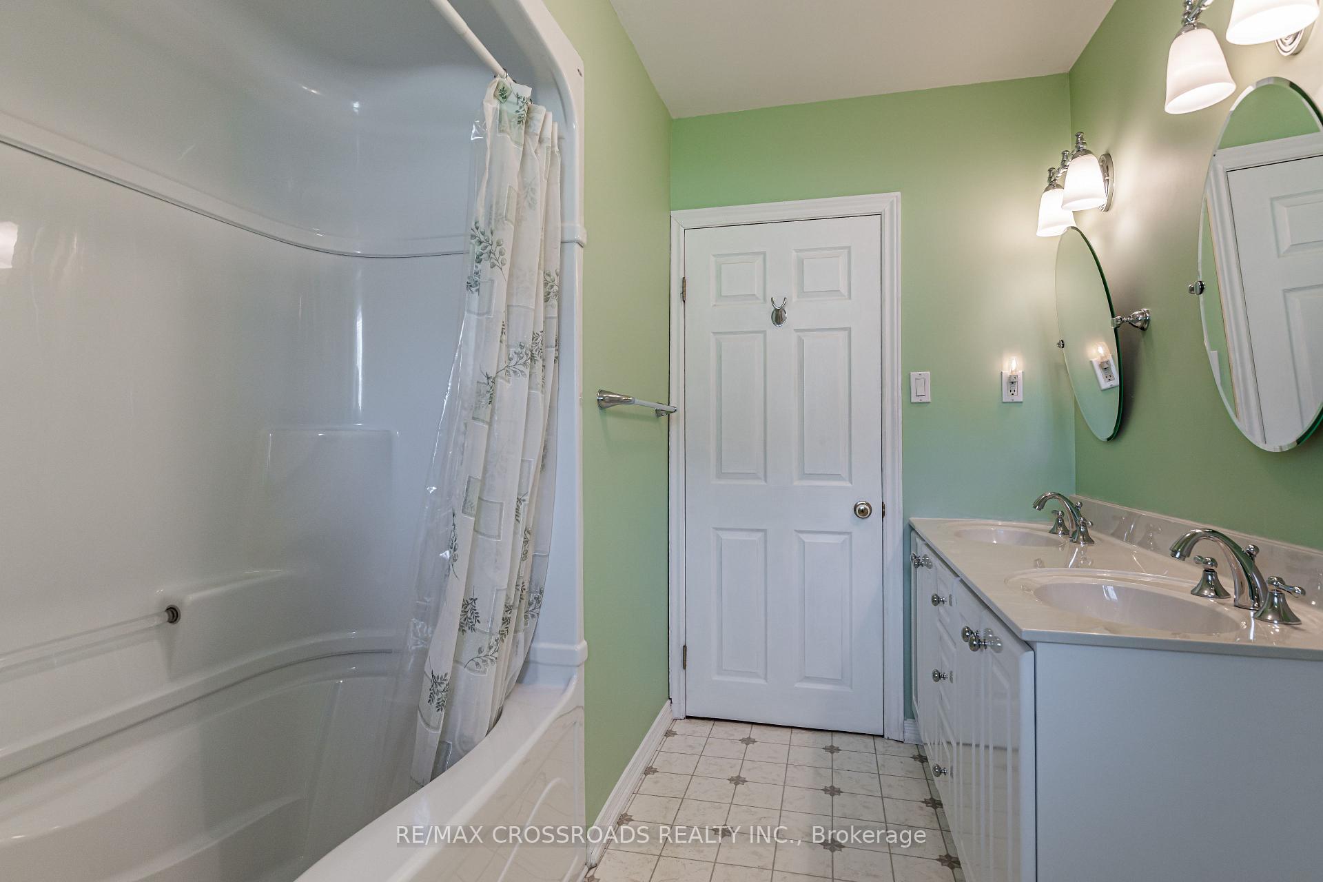 Photo 33 of 166 Elizabeth Crescent N, Whitby, Blue Grass Meadows — HOMEH