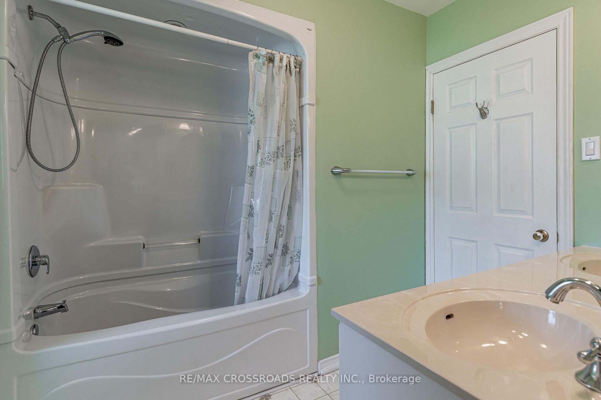 Photo 34 of 166 Elizabeth Crescent N, Whitby, Blue Grass Meadows — HOMEH