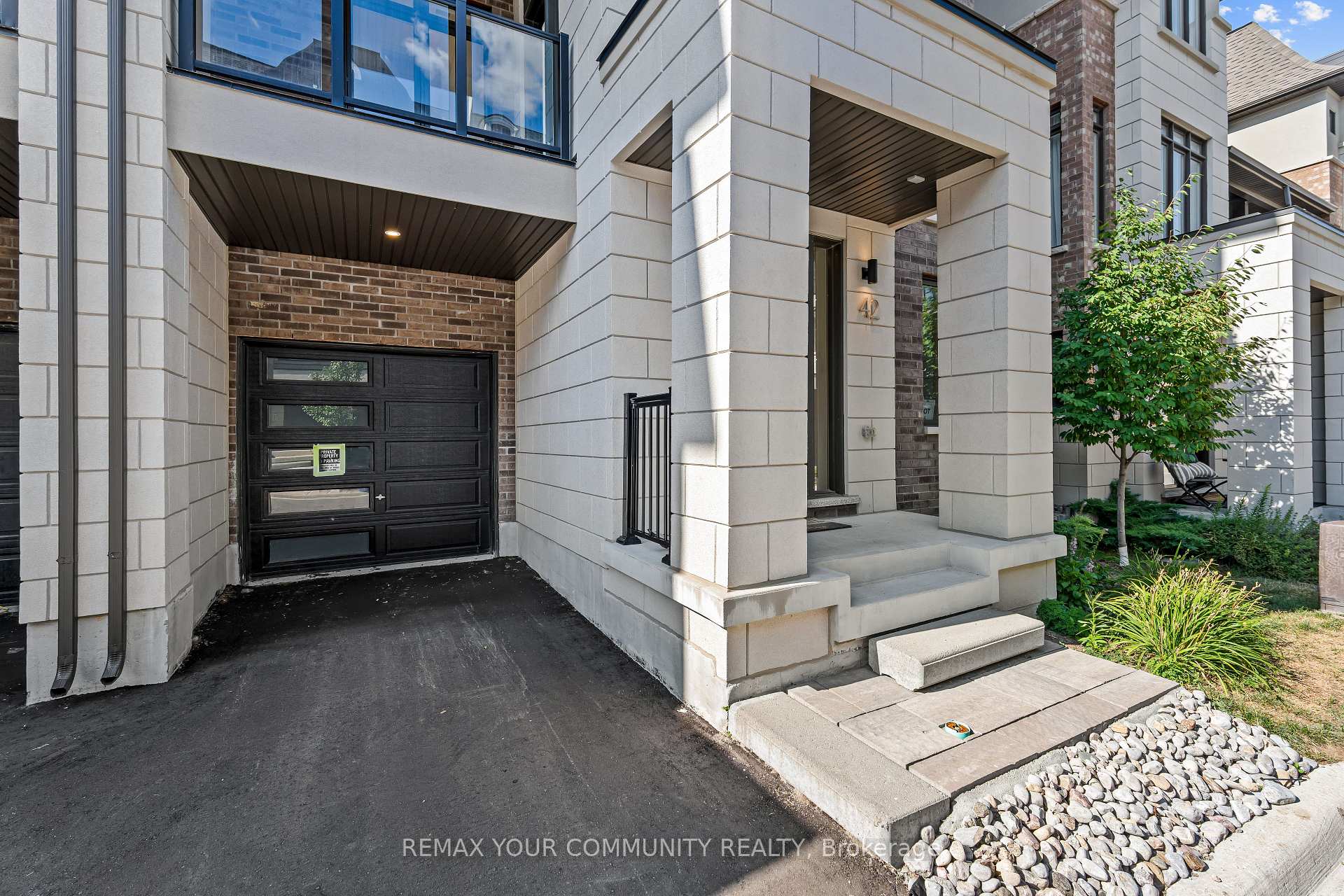 Photo 2 of 42 Globemaster Lane, Richmond Hill, Oak Ridges — HOMEH