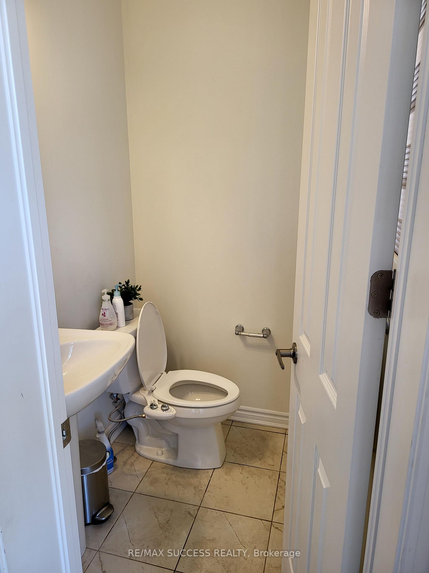 Photo 3 of 725 Kennedy Circle W, Milton, Cobban — HOMEH