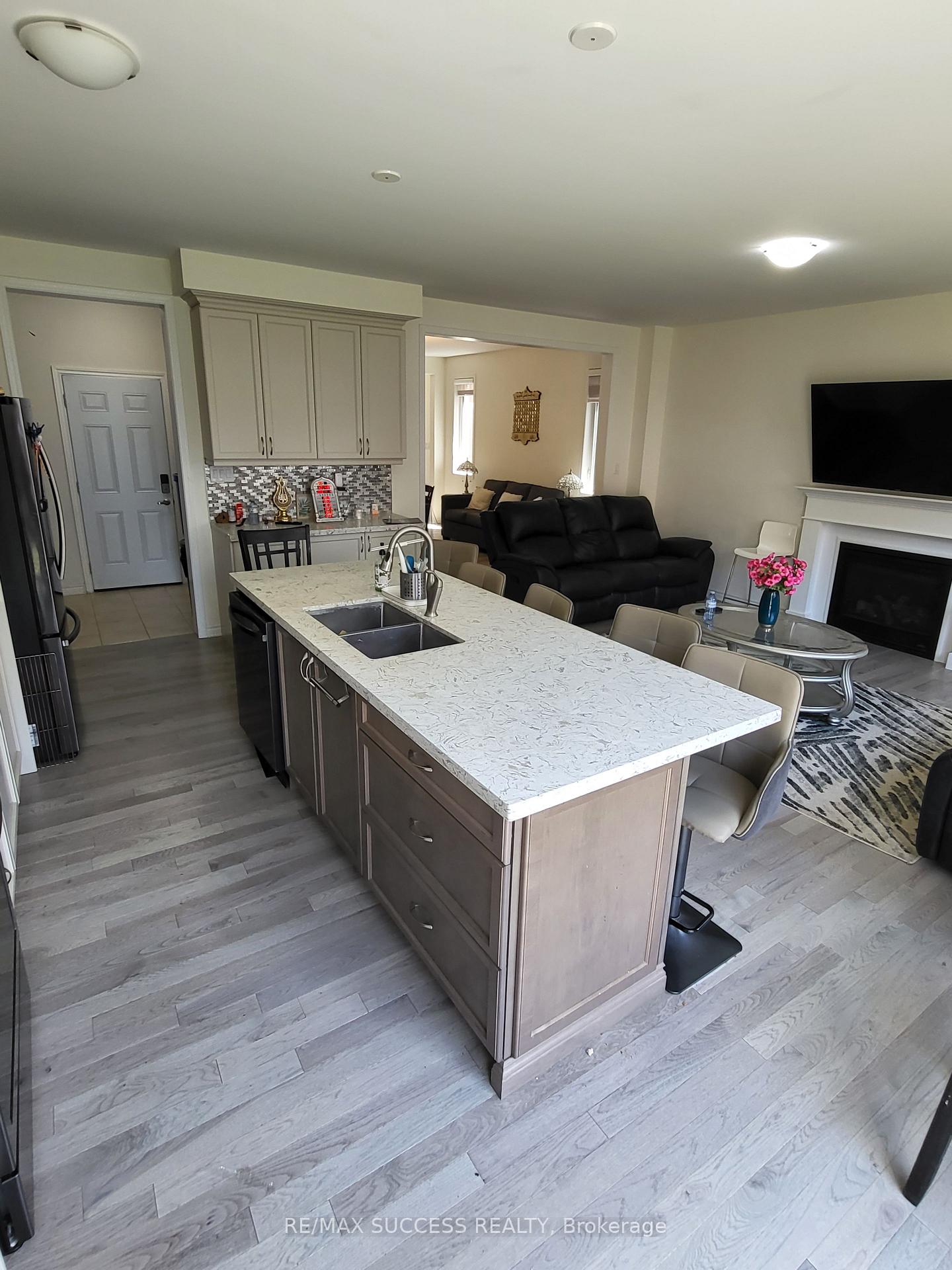 Photo 7 of 725 Kennedy Circle W, Milton, Cobban — HOMEH
