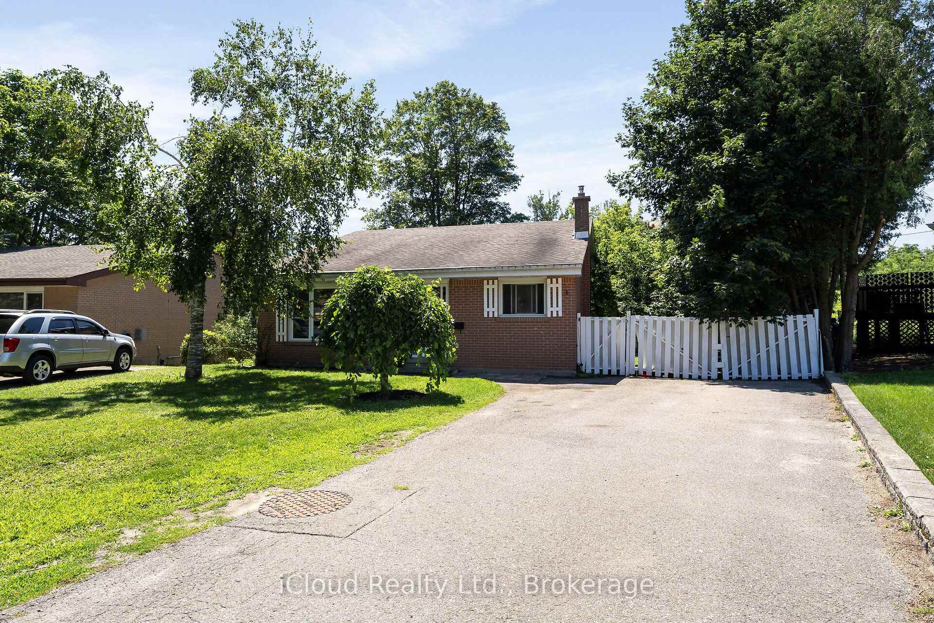 Photo 2 of 32 Mowbray Place, Halton Hills, Acton — HOMEH