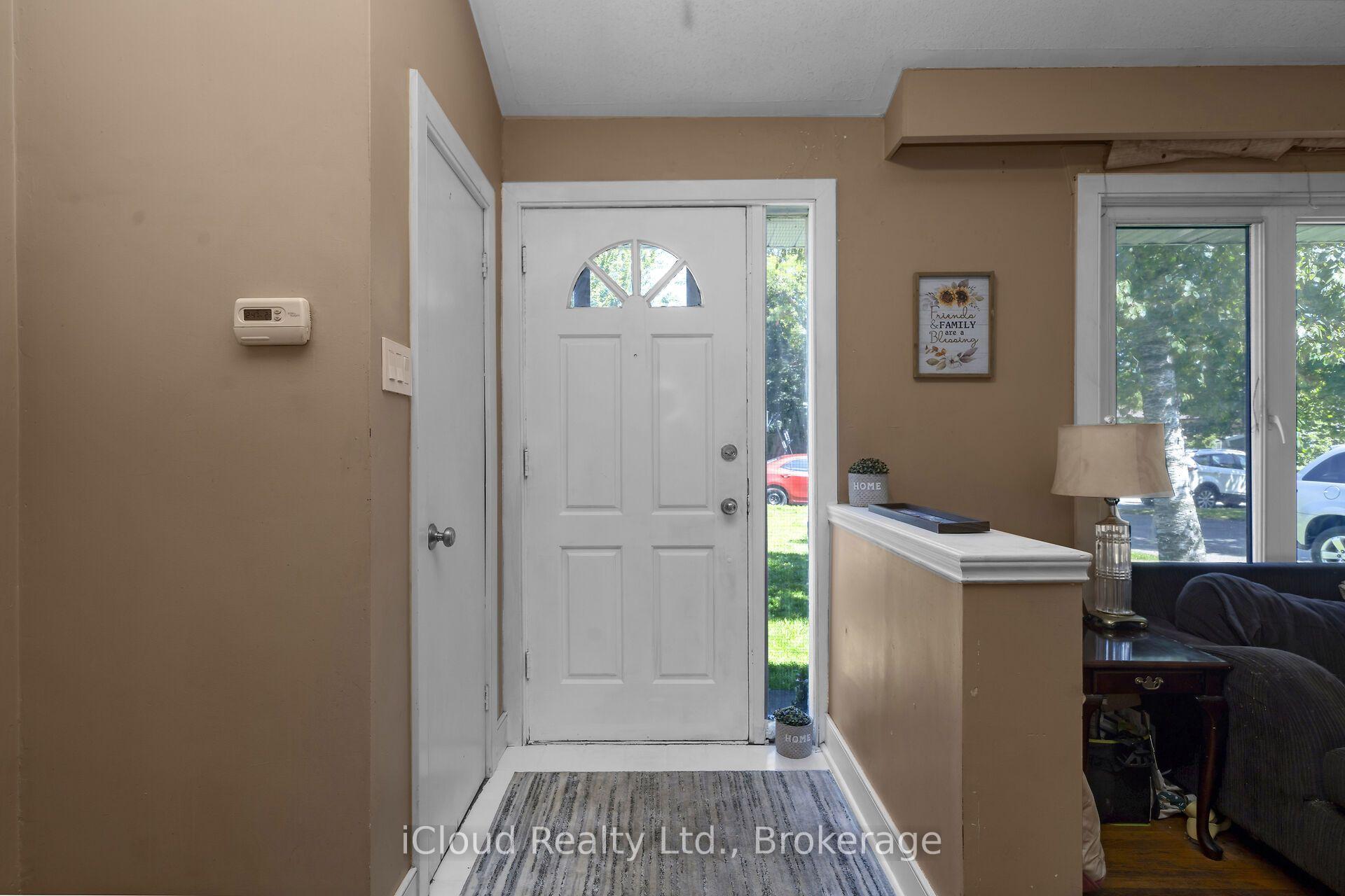 Photo 3 of 32 Mowbray Place, Halton Hills, Acton — HOMEH