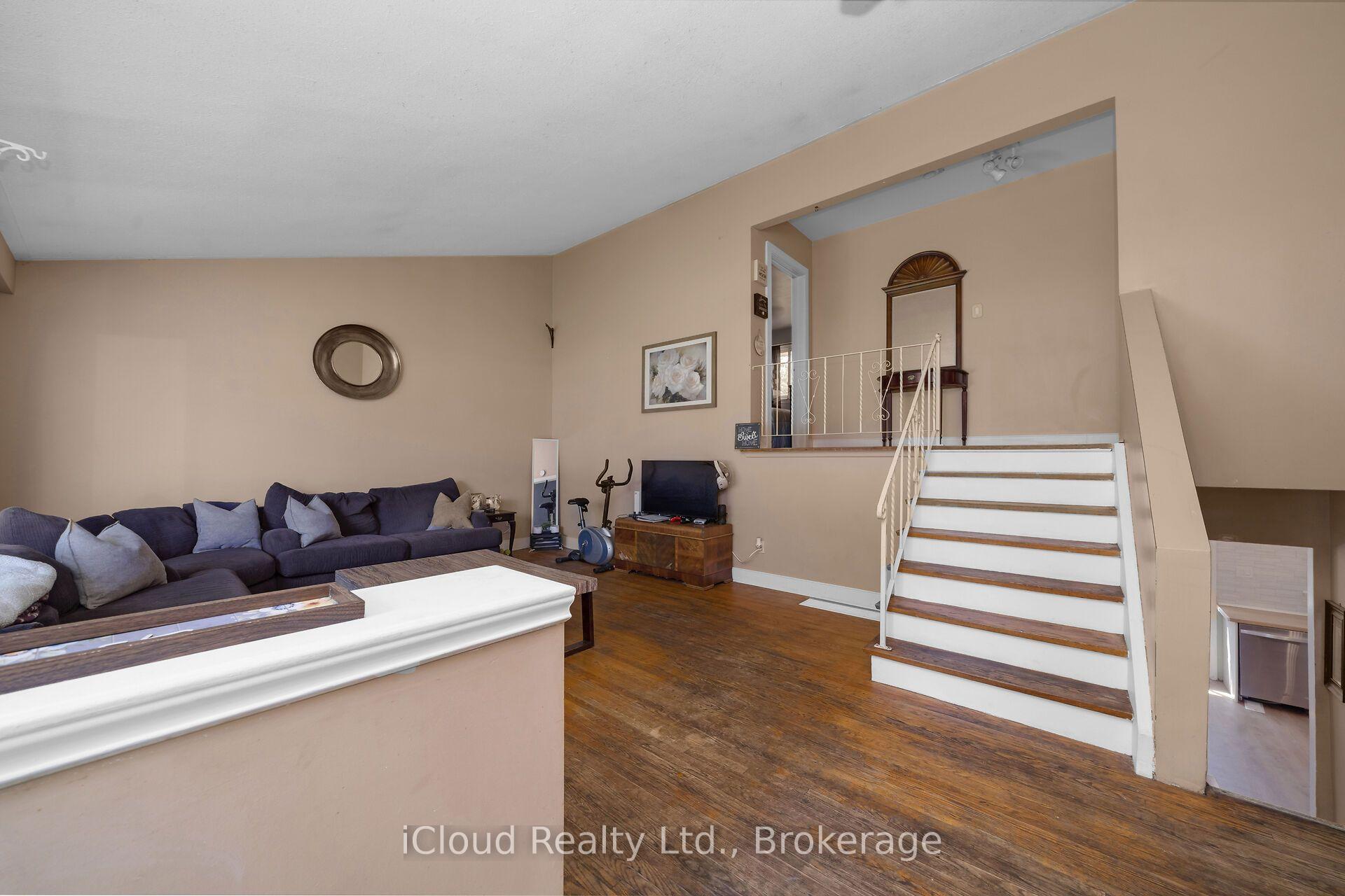 Photo 4 of 32 Mowbray Place, Halton Hills, Acton — HOMEH