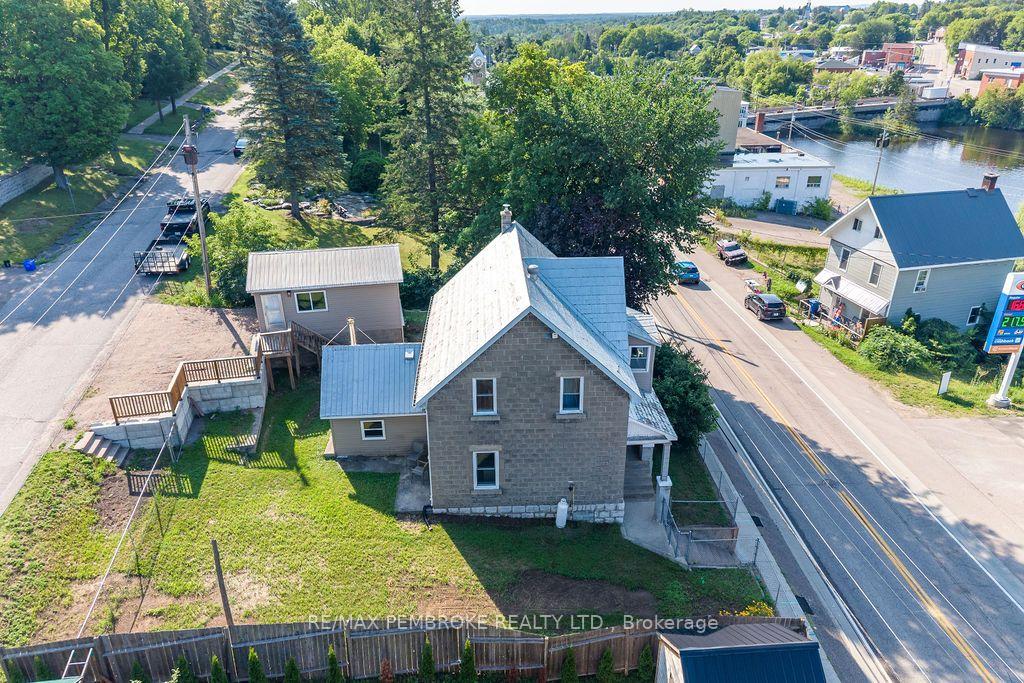 Front of 131 Bonnechere Street W