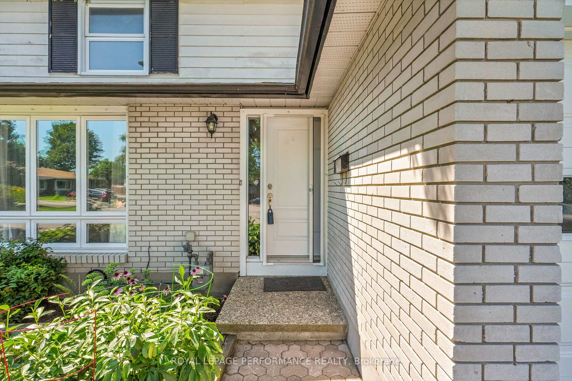 Photo 2 of 1080 Cloverlawn Court, Ottawa, Beacon Hill South — HOMEH