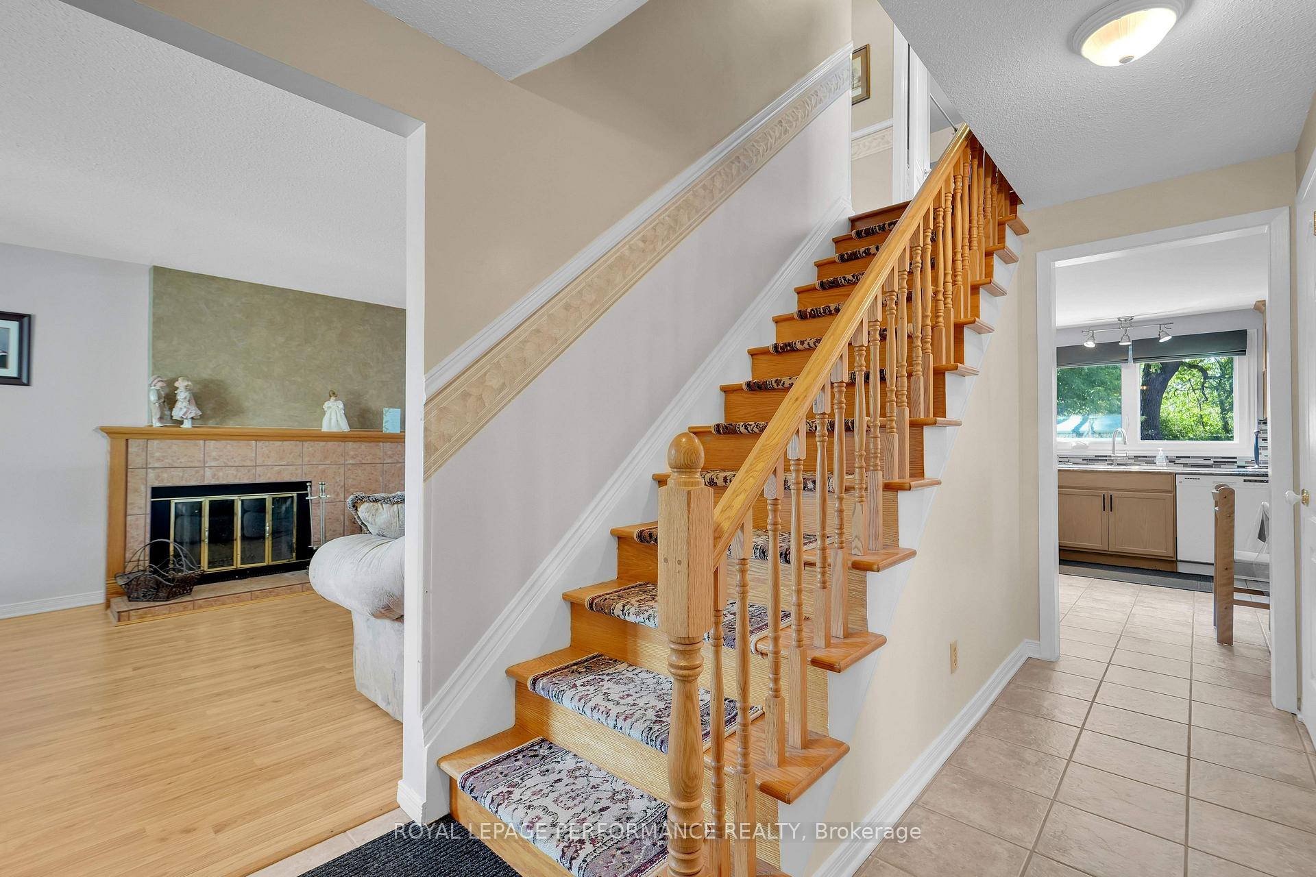 Photo 3 of 1080 Cloverlawn Court, Ottawa, Beacon Hill South — HOMEH