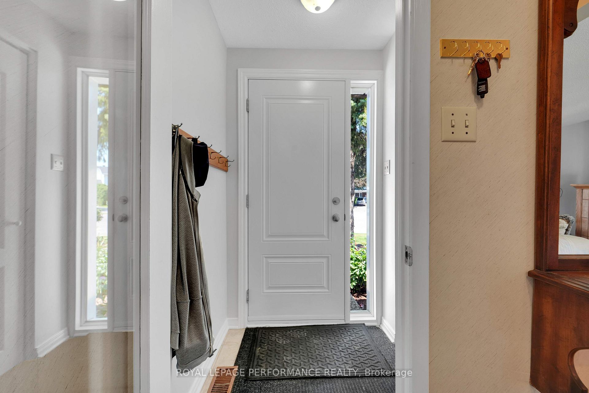 Photo 4 of 1080 Cloverlawn Court, Ottawa, Beacon Hill South — HOMEH