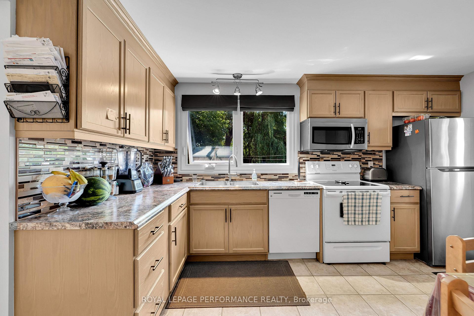 Photo 12 of 1080 Cloverlawn Court, Ottawa, Beacon Hill South — HOMEH