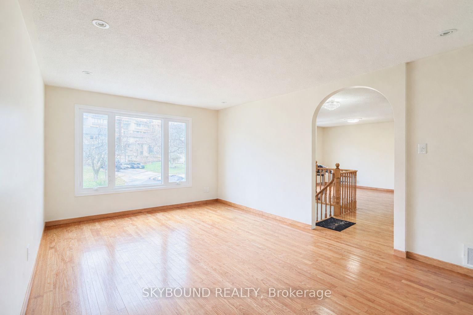 Photo 3 of 1298 Forest Hill, Oakville, Falgarwood — HOMEH