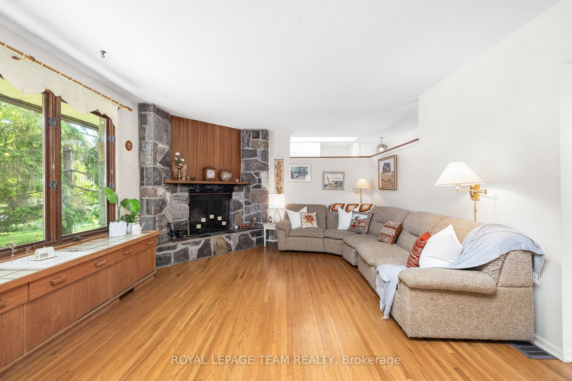Photo 10 of 4 Leeward Street, Ottawa, Pineglen/Country Place — HOMEH